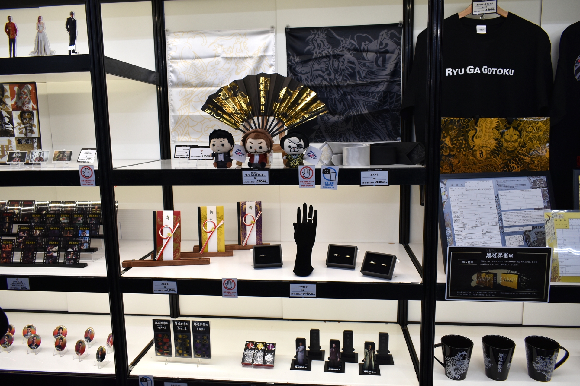 もちろんグッズコーナーも。ファンなら買いそろえたいグッズが多く並んでいる