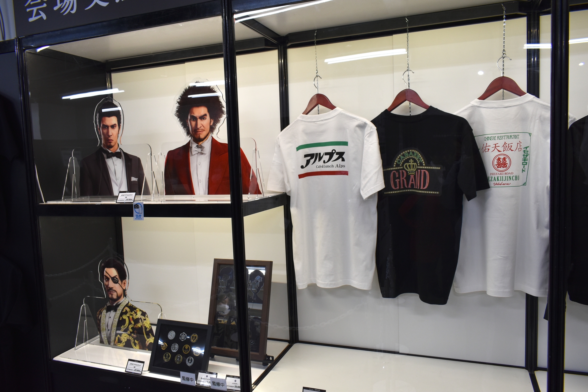 もちろんグッズコーナーも。ファンなら買いそろえたいグッズが多く並んでいる