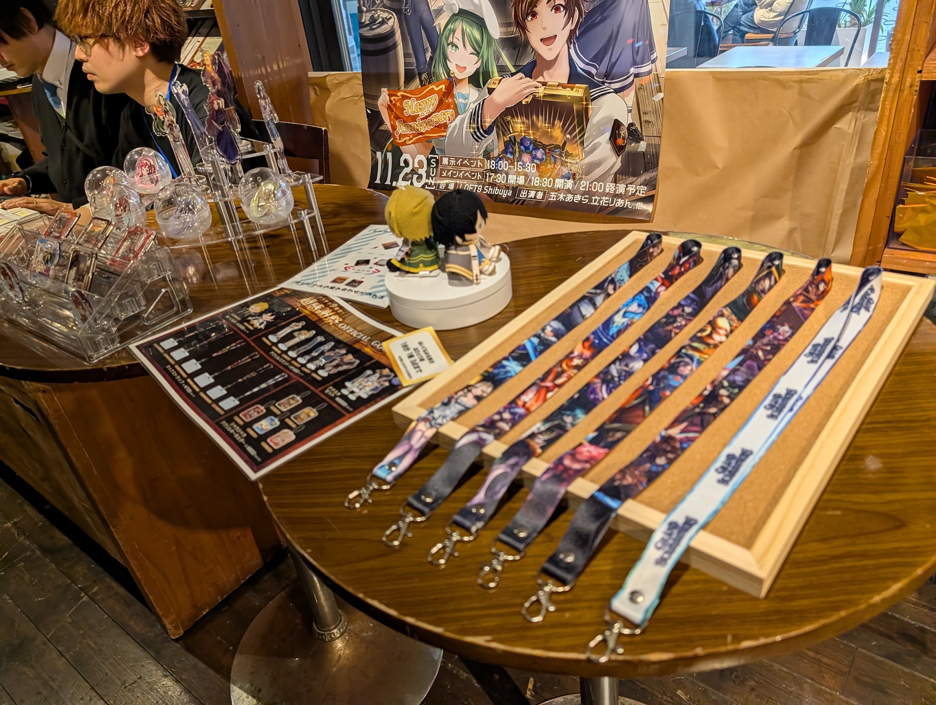 物販コーナーではアクリルスタンドやストラップ、ぬいぐるみなどが販売