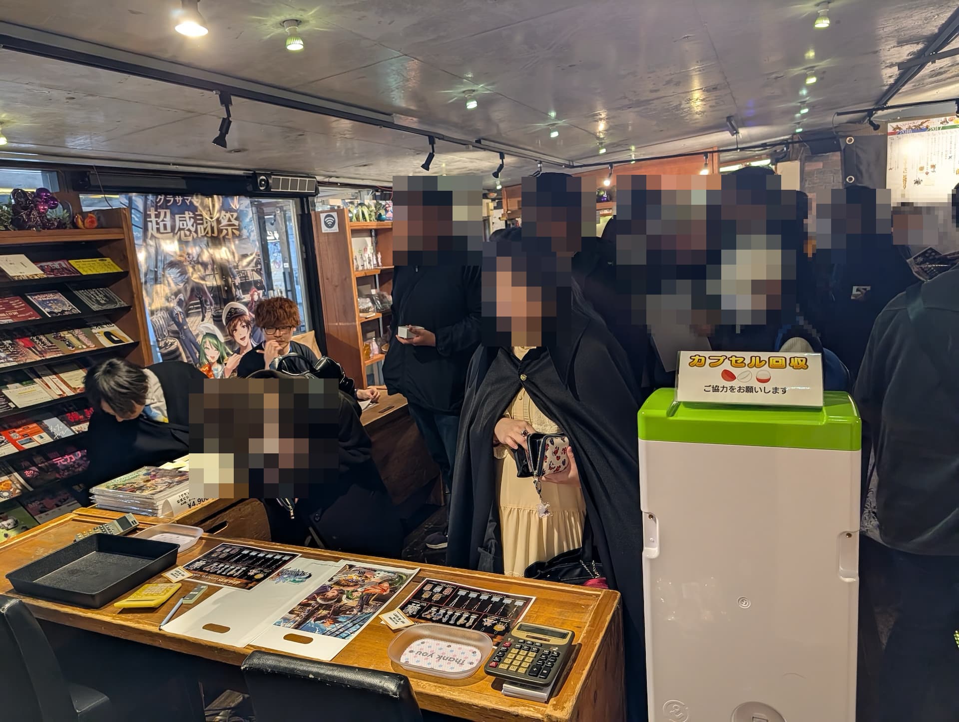 昼の部は仕切りで物販コーナーとステージ側を区切っていたこともあり、最初のうちは物販コーナーはかなりの混雑となっていた