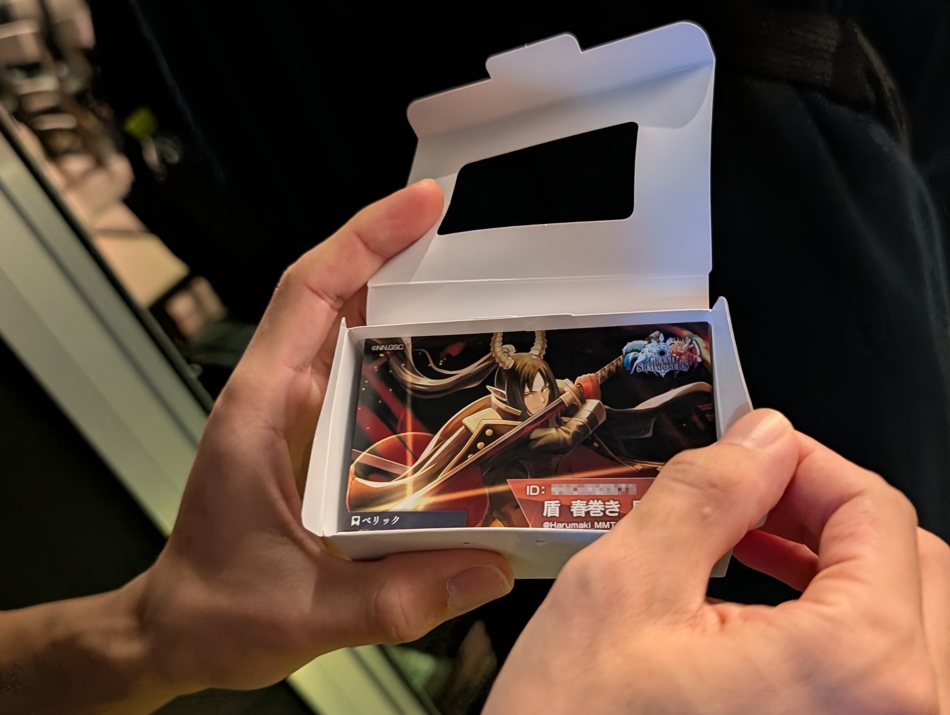 実際の名刺を見せてもらったが（IDはご本人の要望でモザイク処理している）、かなりしっかりした作りの名刺となっていた