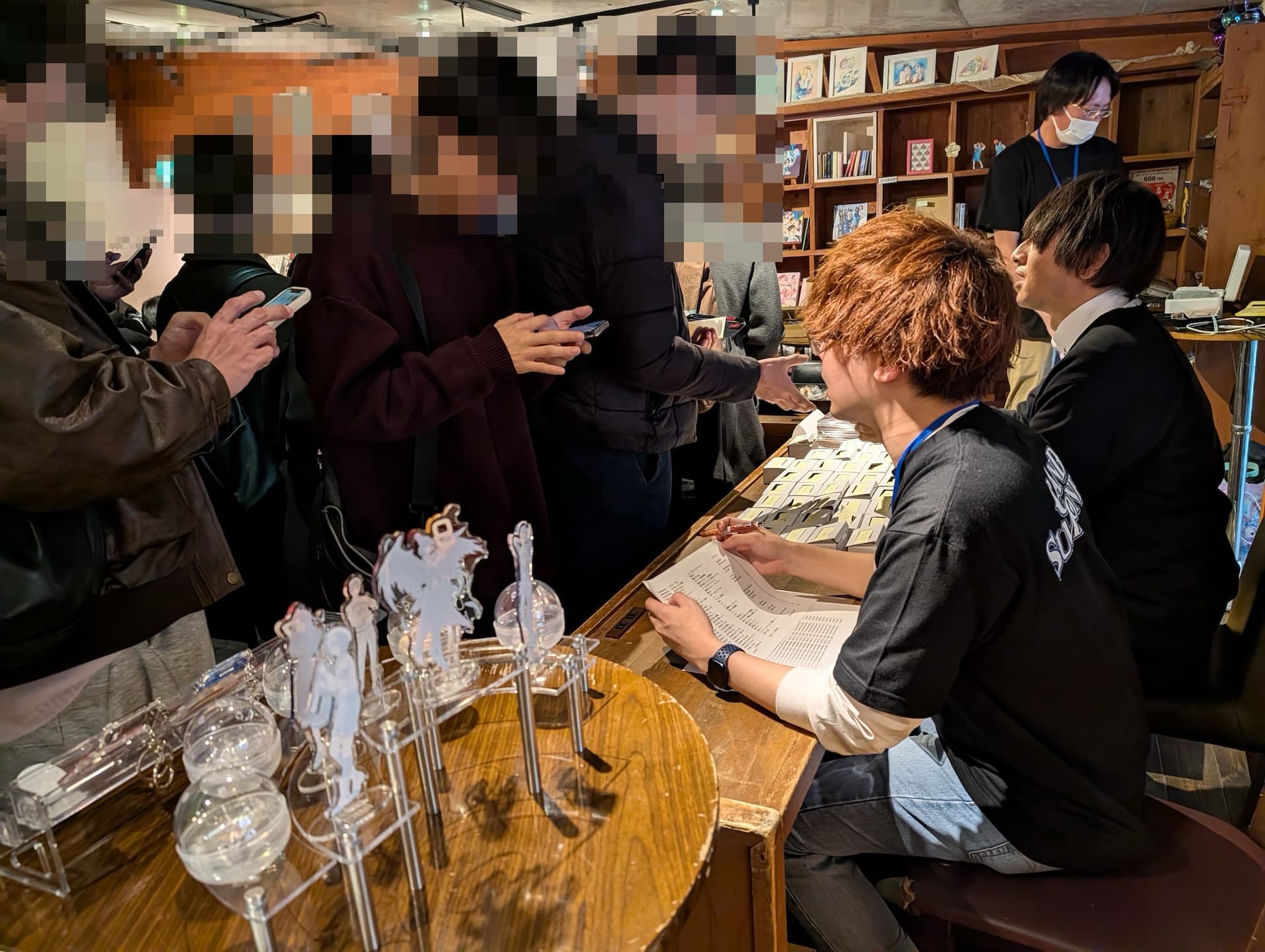 名刺の受け渡しにもかなり多くの来場者たちが受け取りにきていた