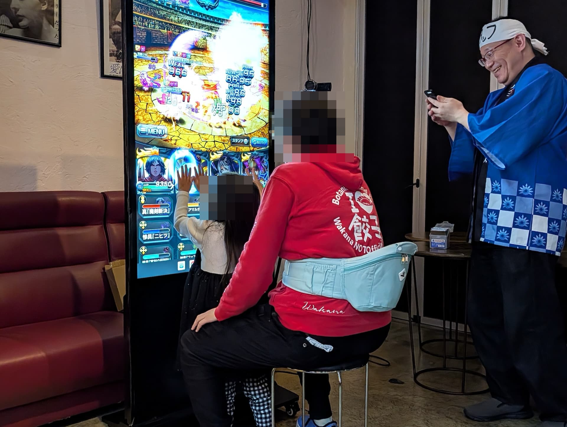 次々と挑んでくる来場者たちと会話を交わしながら容赦なく撃破していく新永氏。親子の挑戦にも容赦なし！