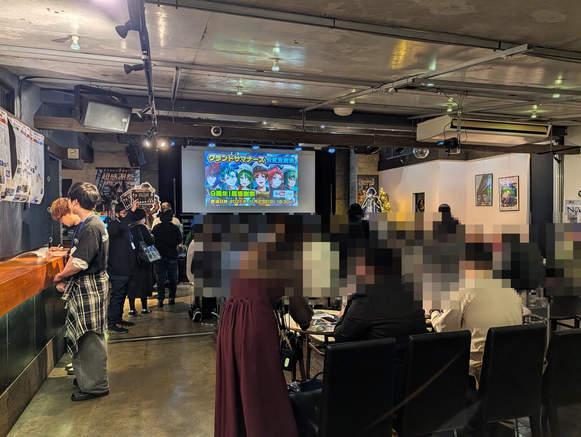 夜の部の会場の様子。間の仕切りを取り払い、ステージを楽しめる形状に変化