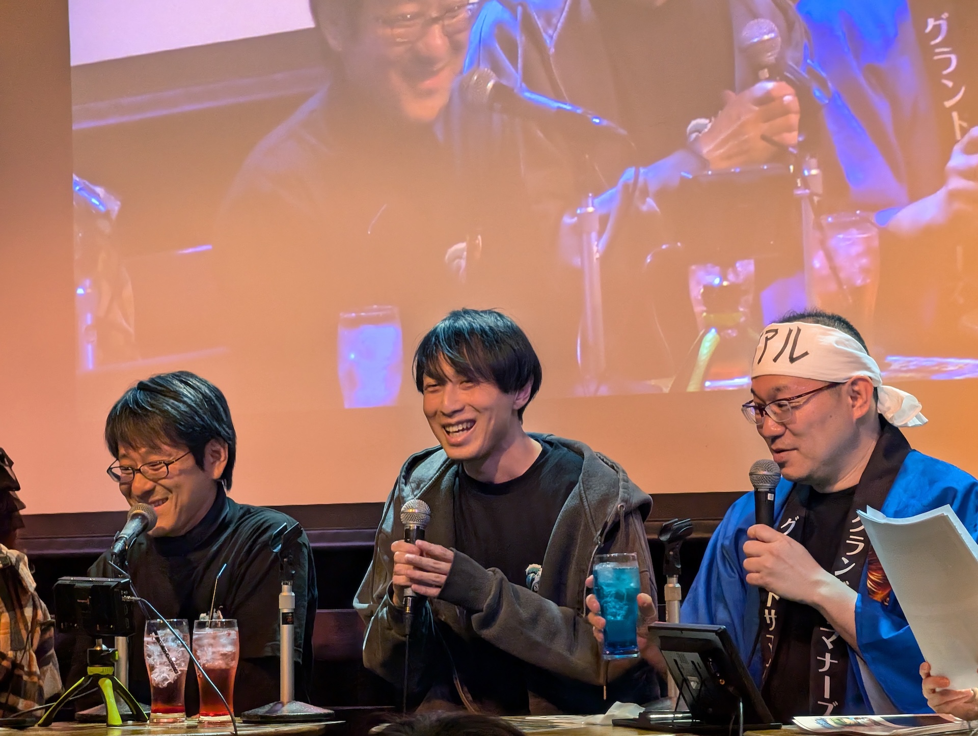 マイクとの距離感がうまく掴めず悪戦苦闘しながらも来場者からの質問や要望に応えていく佐々木氏