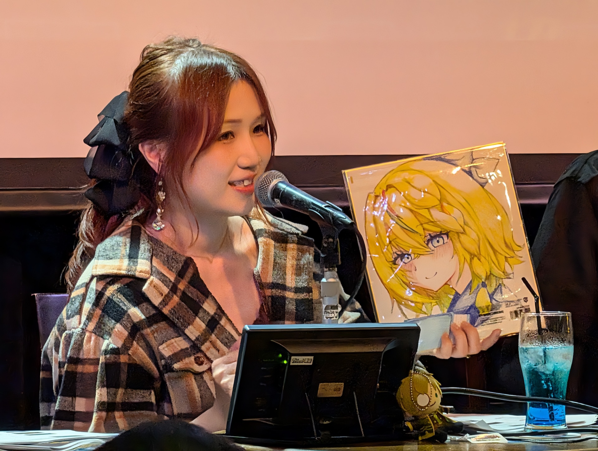 9周年イベントに際して、自分も何かプレゼントしたい！と立花りあんさんがまさかのサプライズを用意！じゃんけん対決で勝利した来場者1名に、なんと立花りあんさん直筆のセリアのイラストとサイン色紙がプレゼントされた