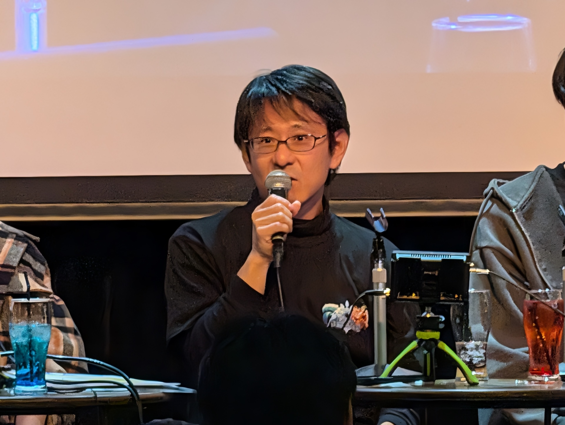 「グラサマ」9周年の思いを語る山岸氏。今回は記録に残らないということでかなり大胆な発言も多く見られ、そのたびに、これ残らないんだよね？とスタッフに確認していたのも面白い。まぁ来場者たちの記憶には残ってしまうわけだが（笑）