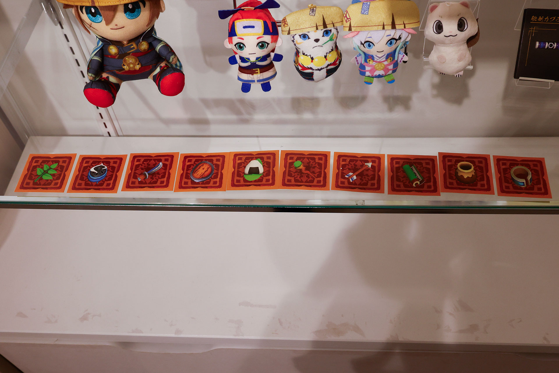 店舗内で無料配布される「風来のシレン6 アイテムステッカー」。こちらは無くなり配布次第終了となる