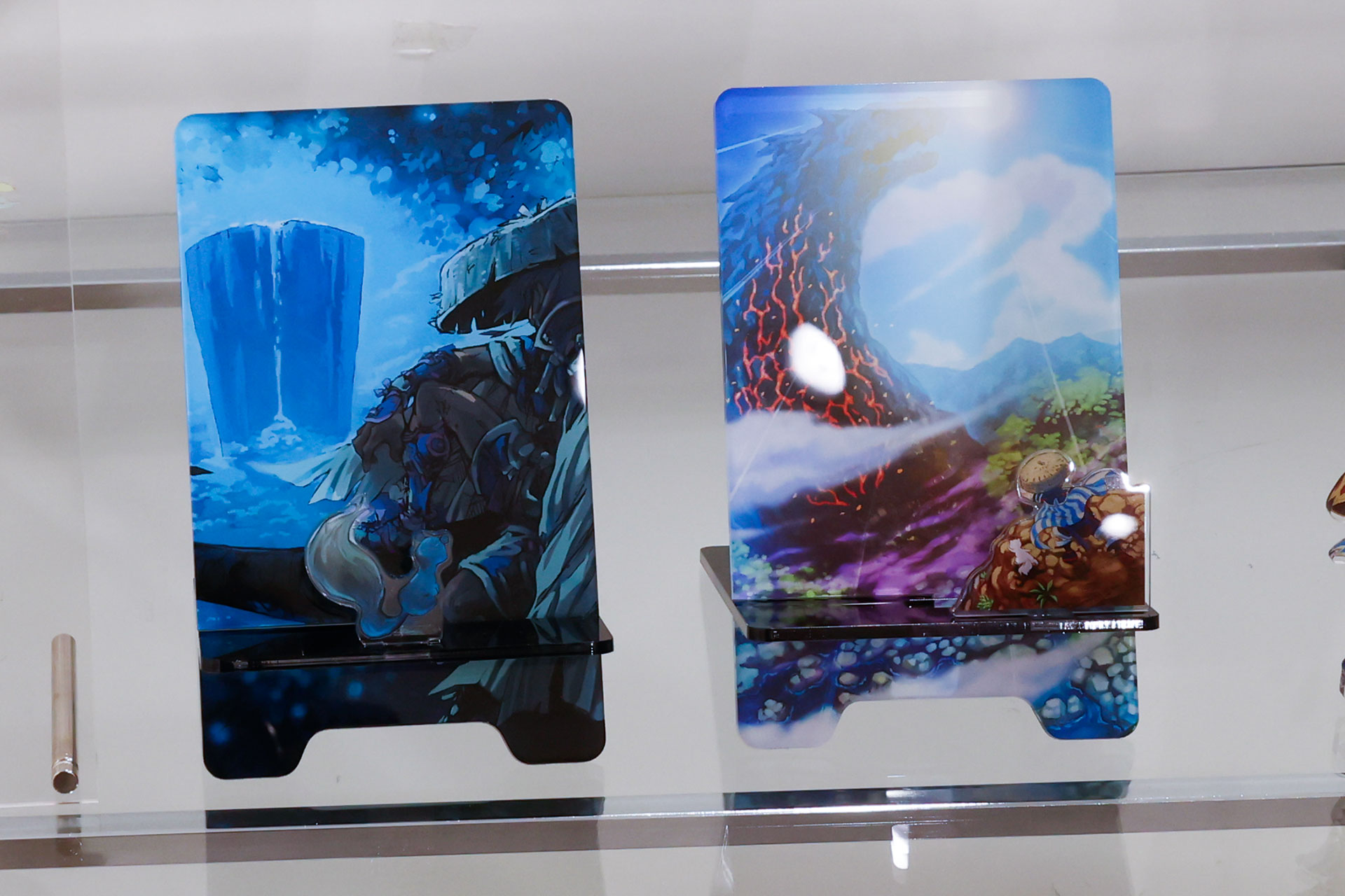 こちらは「風来のシレン アクリルスマホスタンド」。写真左がテーブルマウンテンで右がとぐろ島だ