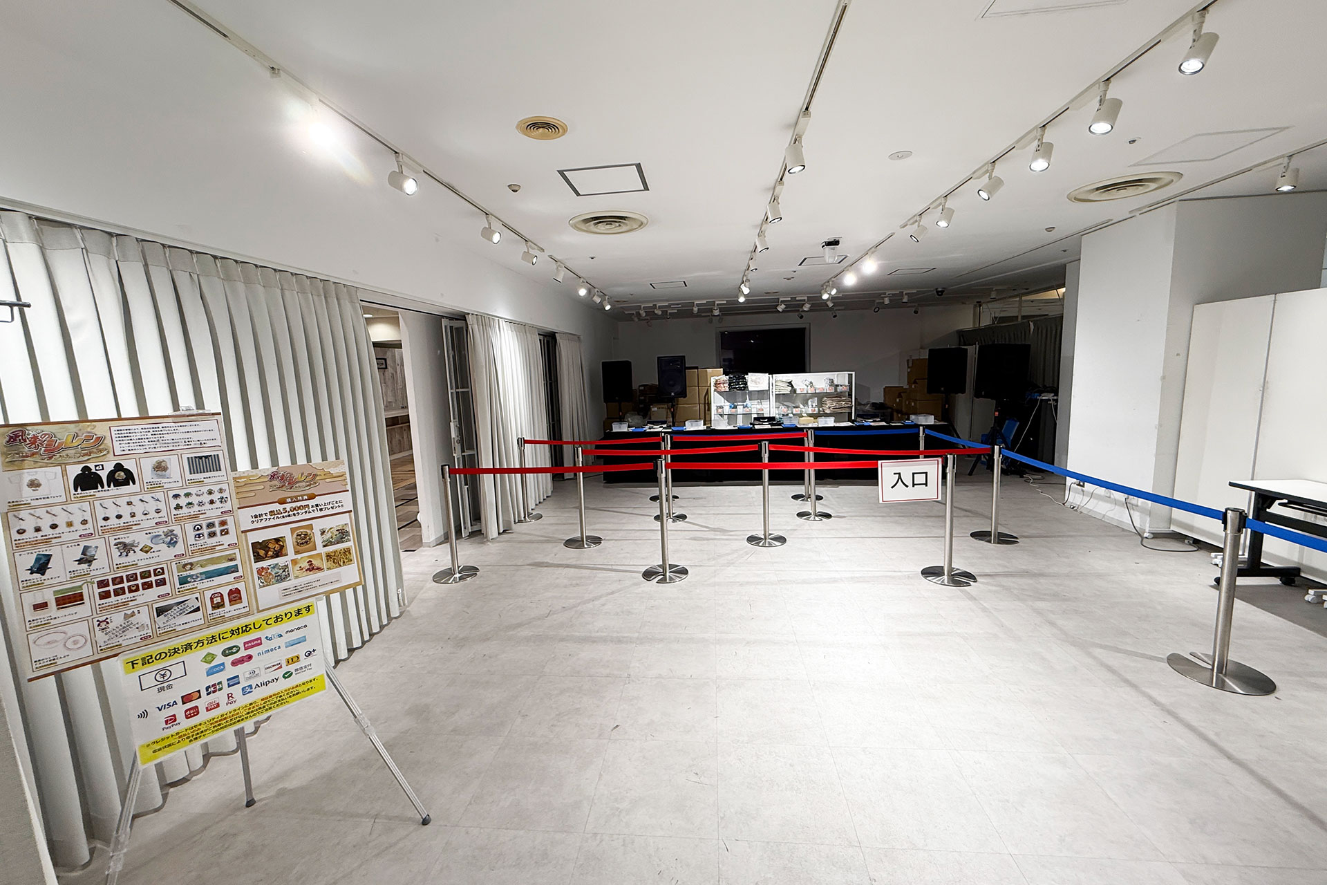 アイテムの購入とミニライブはこちらのスペースで行なわれる