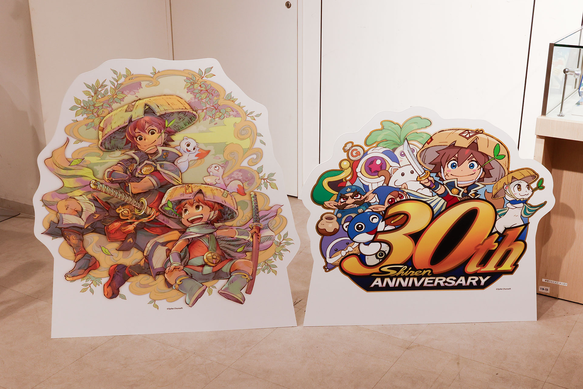 長谷川薫氏描き下ろしイラストと30周年記念ロゴが描かれたパネルも展示