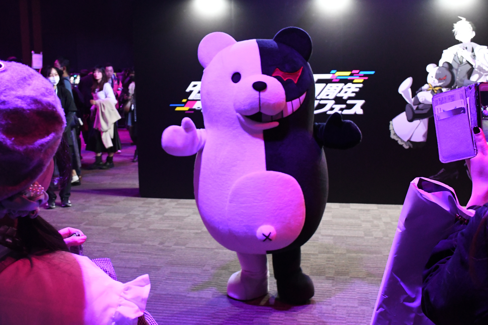 神出鬼没に現われ、熱心にファンサをするモノクマ