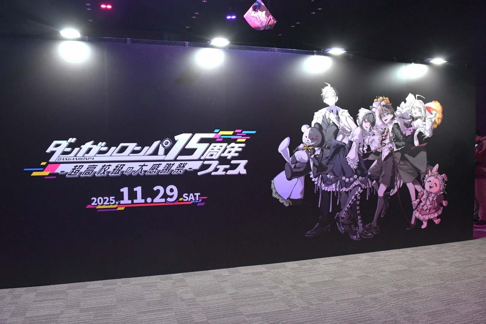 主人公たちの描き下ろしイラスト。正装に身を包んでおり、いつもの雰囲気とは印象が異なる