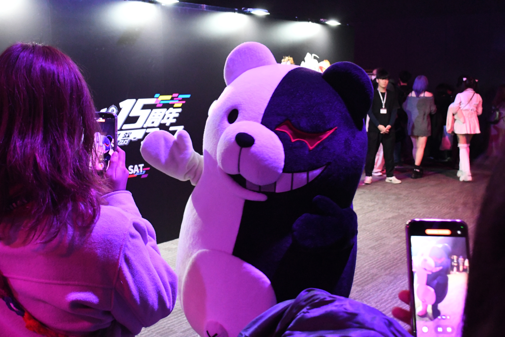 神出鬼没に現われ、熱心にファンサをするモノクマ