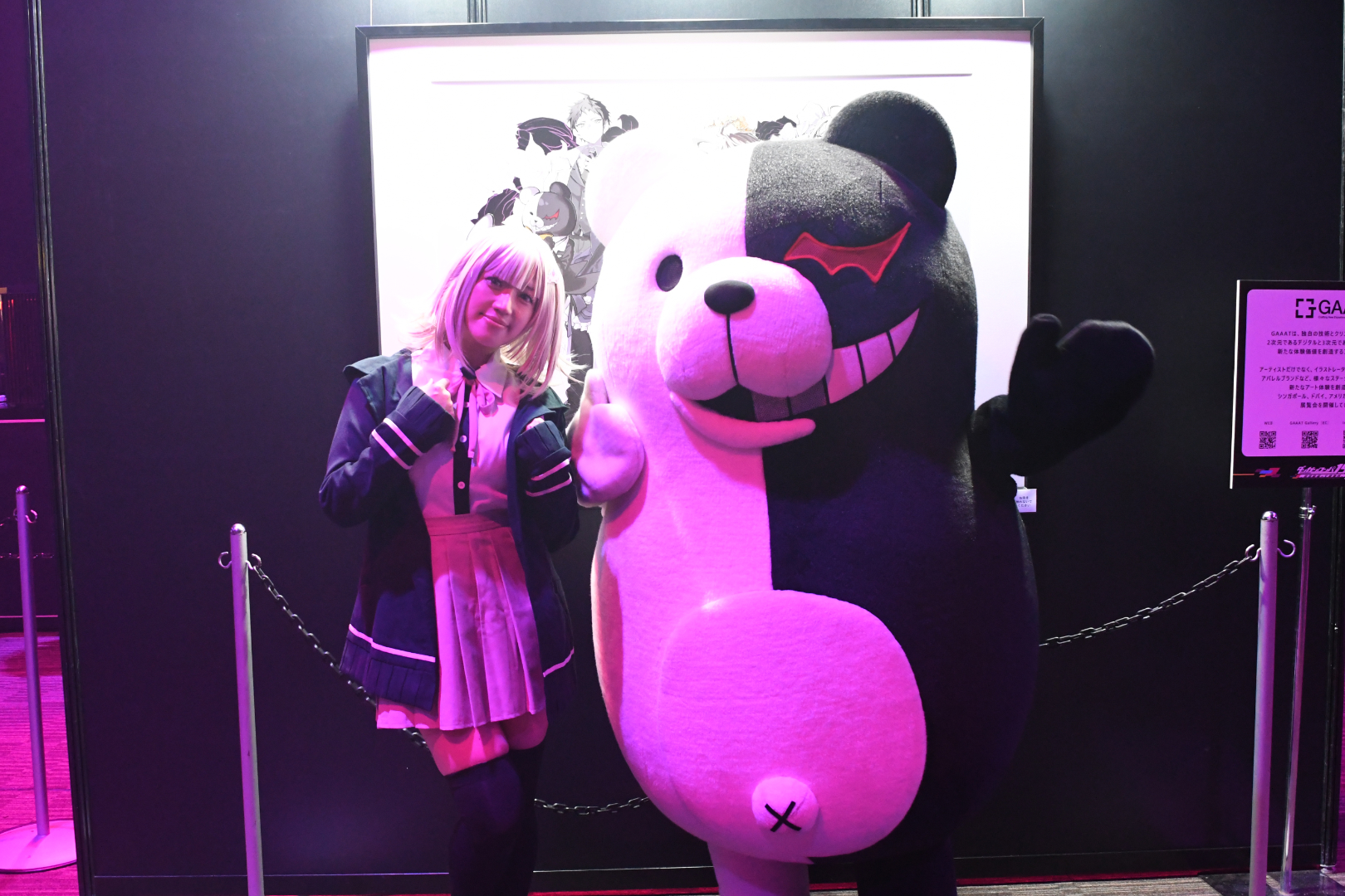 七海千秋の公式コスプレイヤー、大塚杏奈さんと一緒に会場を回っている場面も