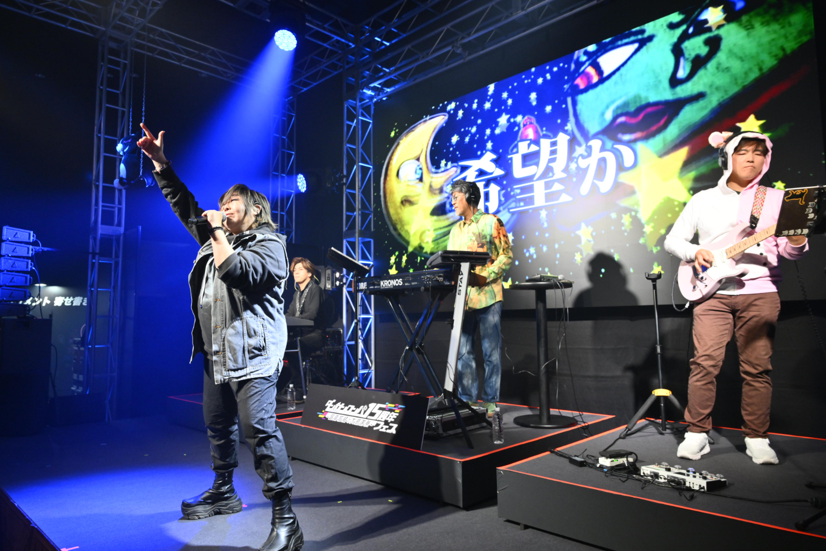 昼間の部ではミニライブも開催された