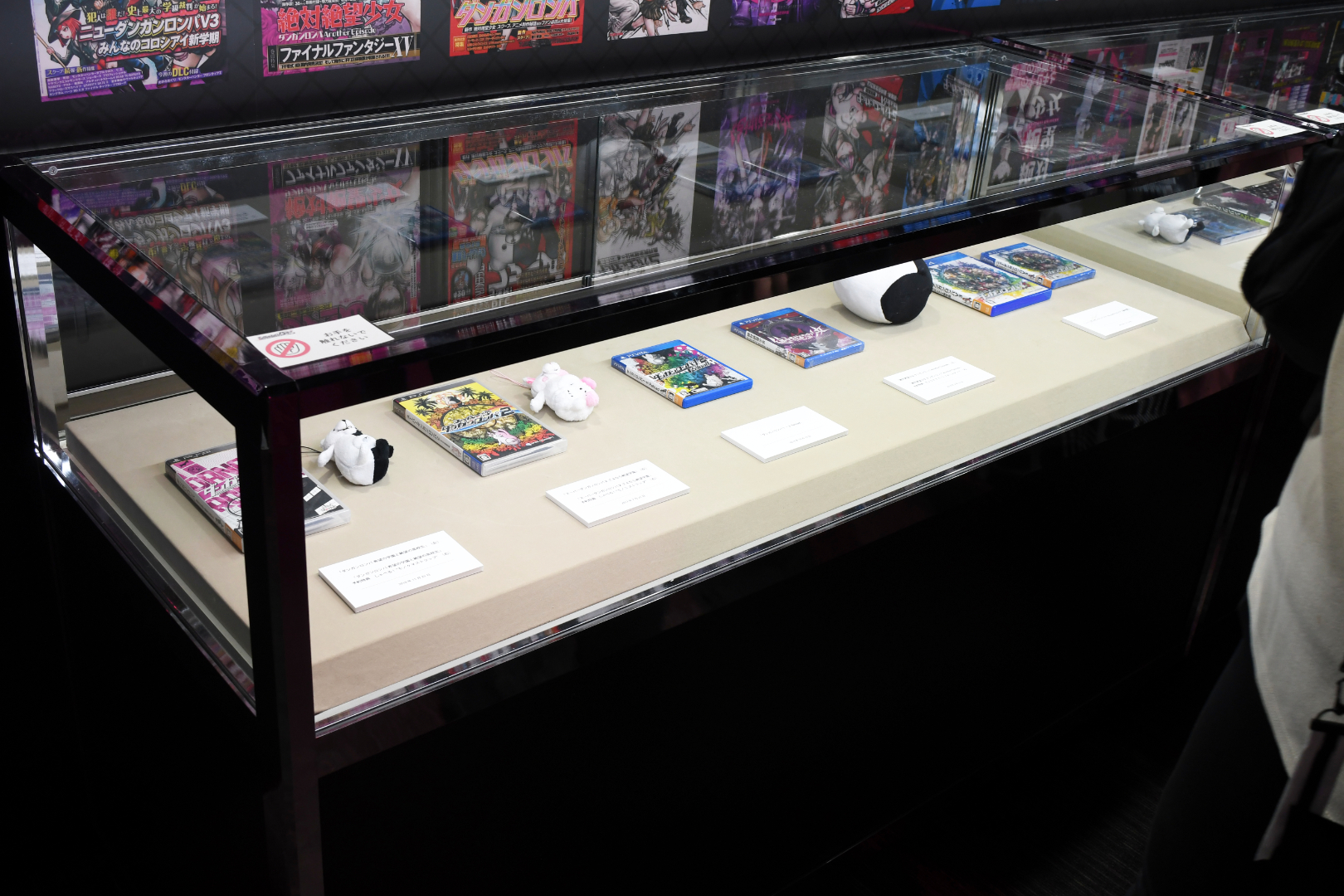 特典グッズと共に並ぶパッケージ