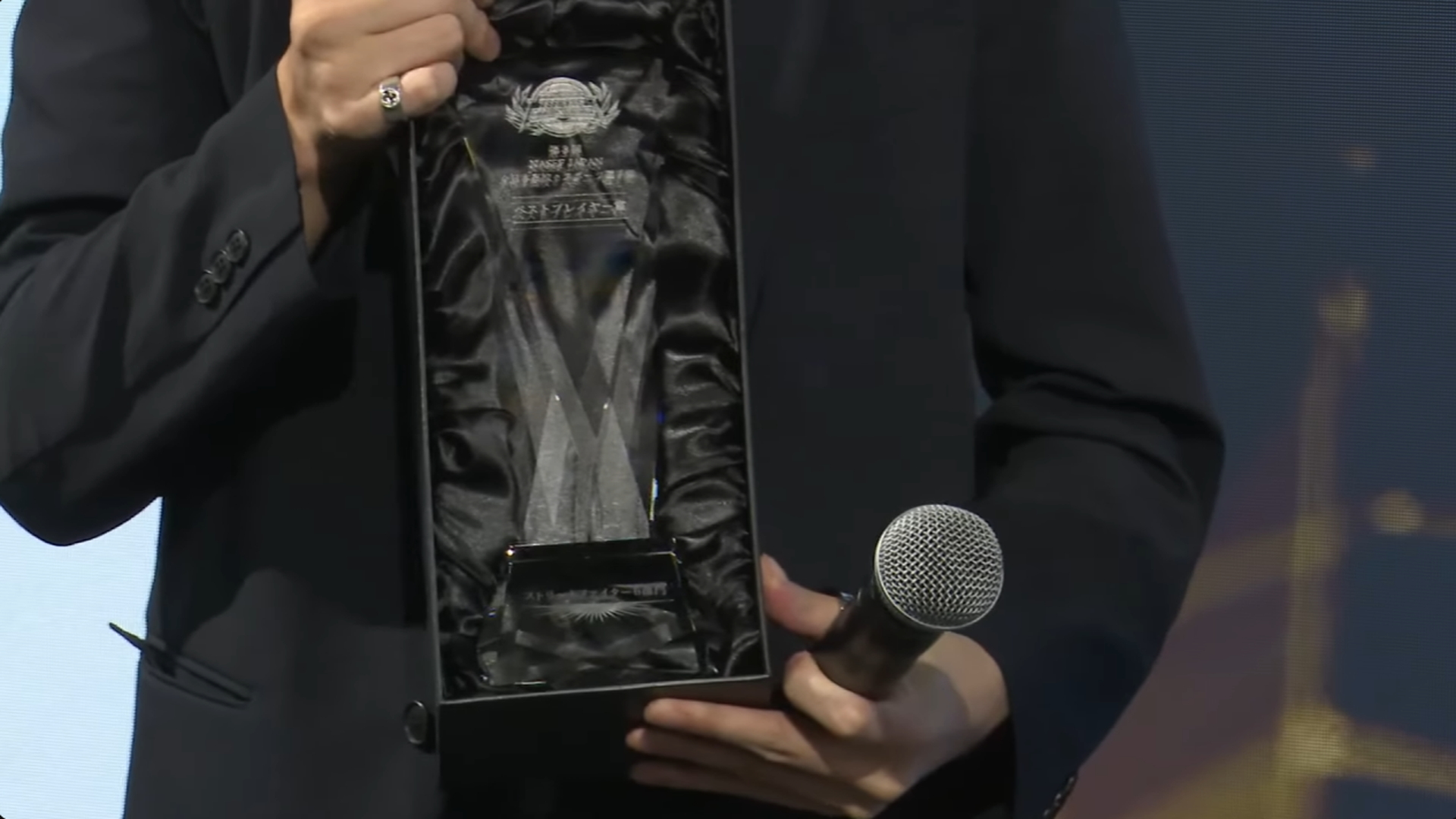 BEST PLAYER賞としてトロフィーが贈呈される