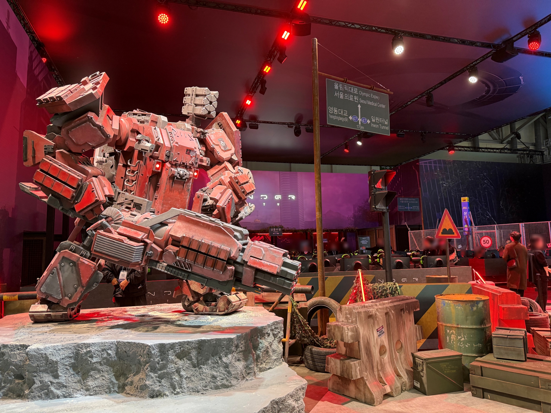 G-STAR2025における、「シンダーシティ」ブースに登場した巨大メカ。ゲーム内では搭乗できるようだ