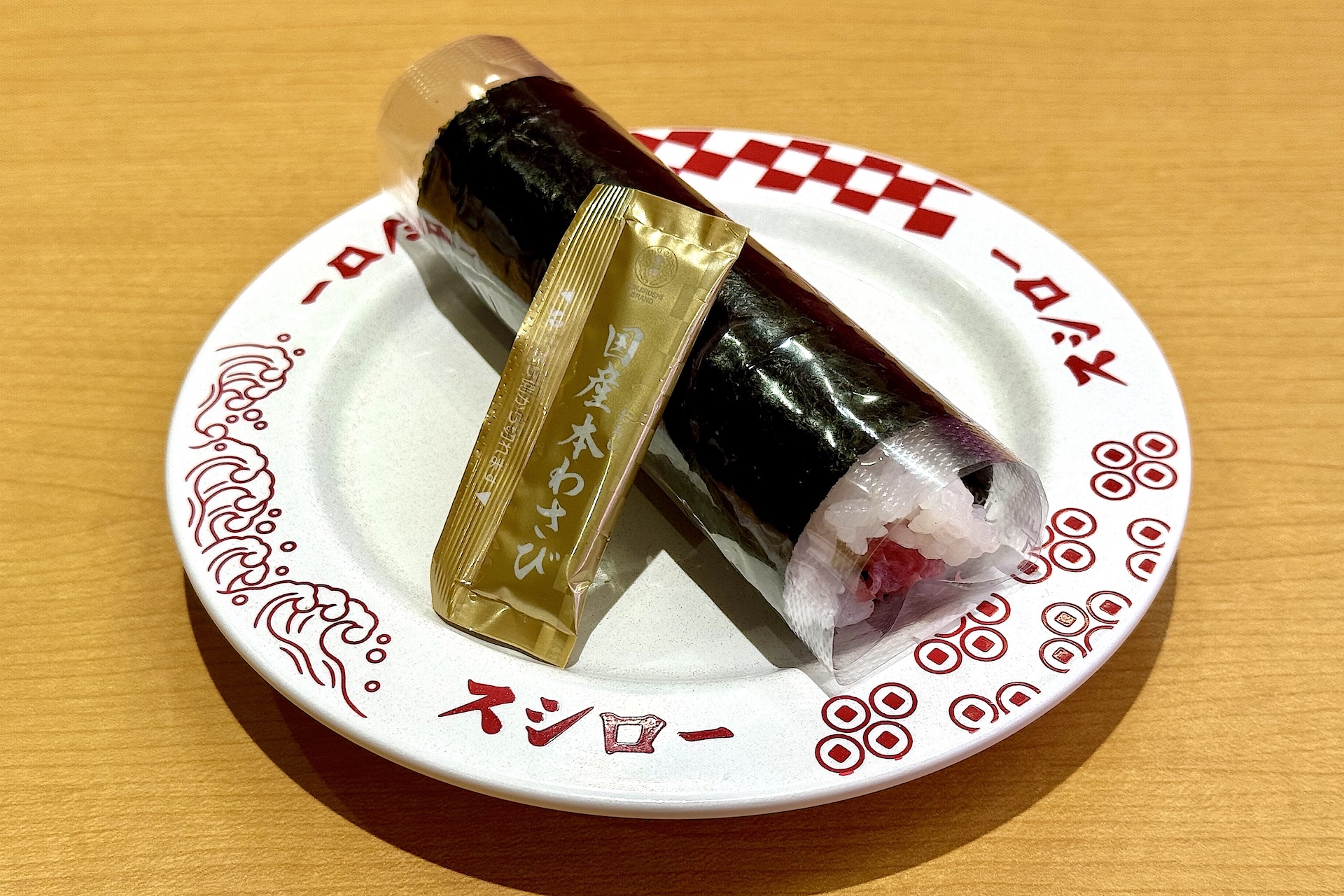 「国産わさびで食べる天然鮪とろたく手巻」 価格：360円〜 販売期間：12月3日〜