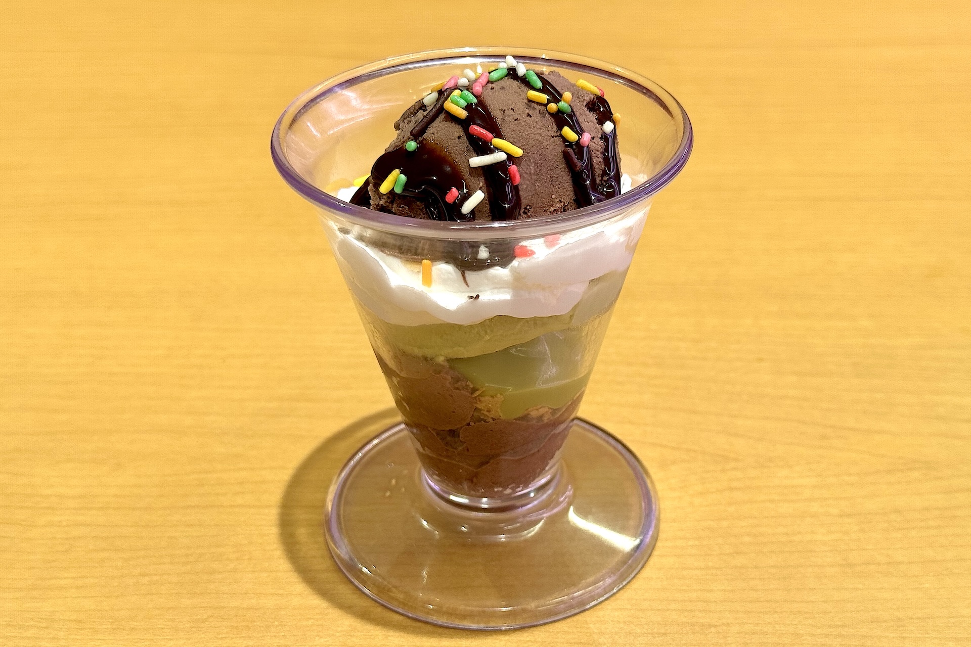 「ドバイチョコ風サクッとパフェ」 価格：350円〜 販売期間：12月3日〜12月21日 販売予定総数：36万食