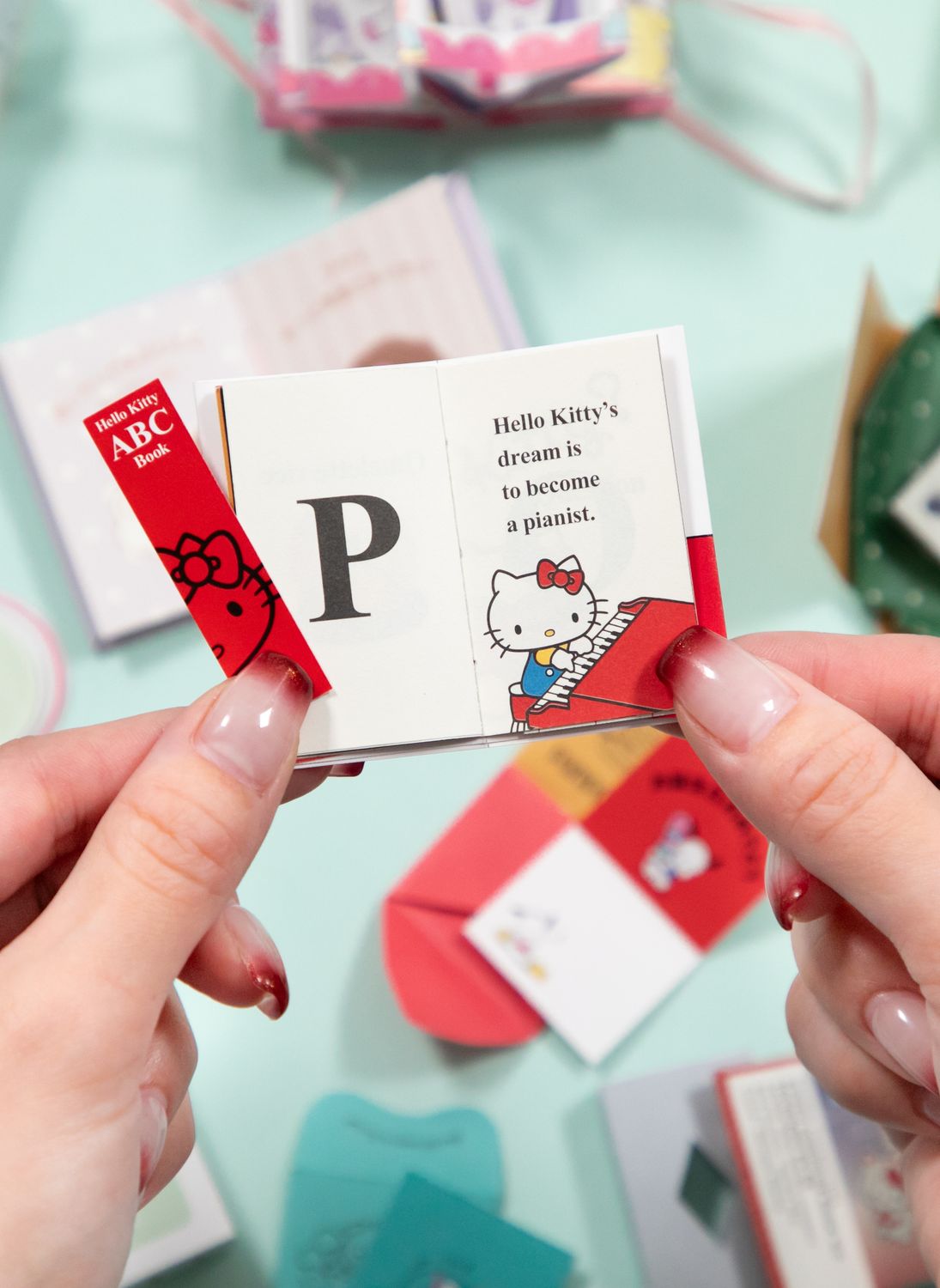 掲載作品のほとんどが3～5cmほどのサイズ。その中で、キャラクターたちがさまざまな表情で描かれている