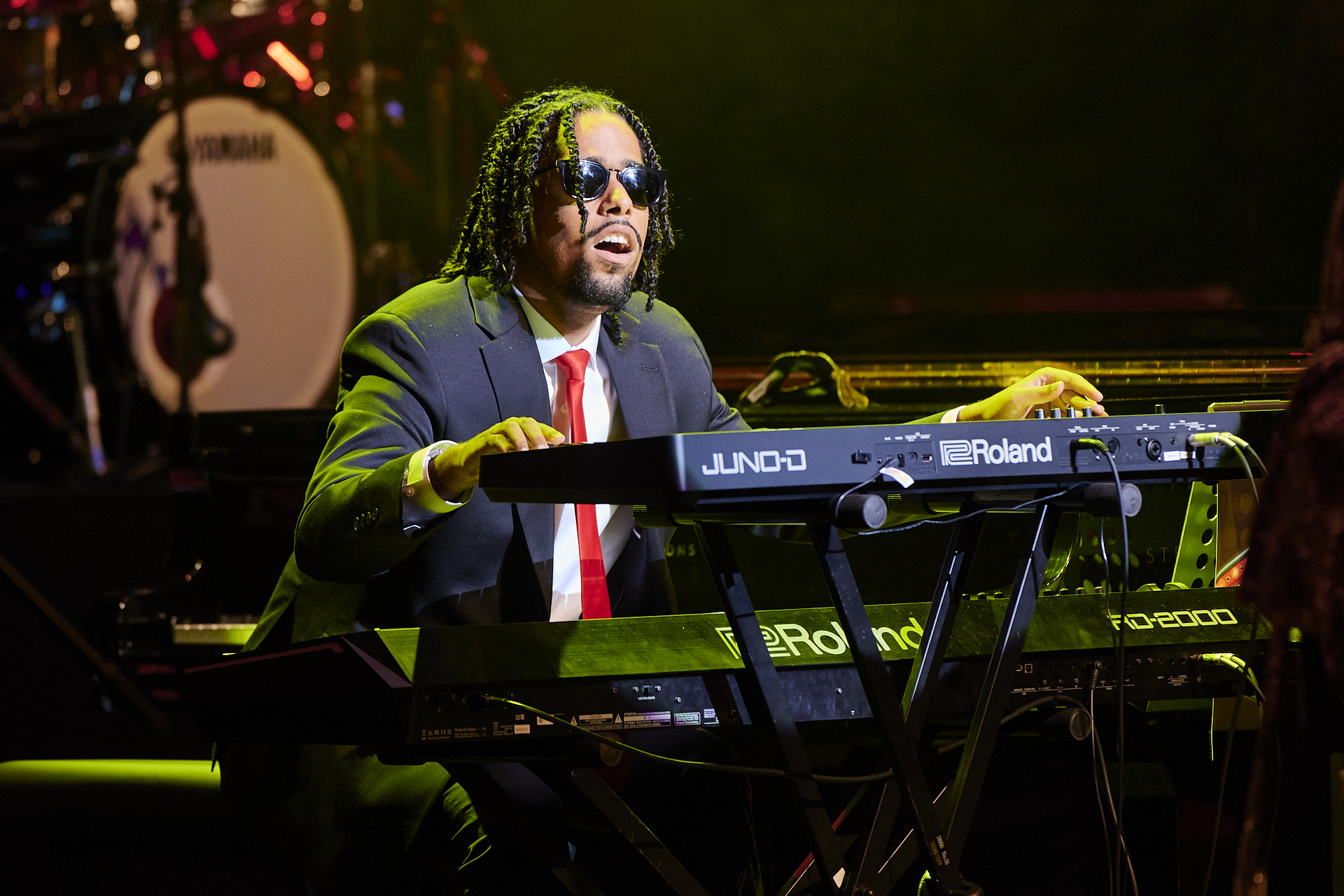 ソロパート/アレンジパートの際にはスポットライトが特定のプレイヤーに集中したり、ステージ前方に登場して演奏してくれる