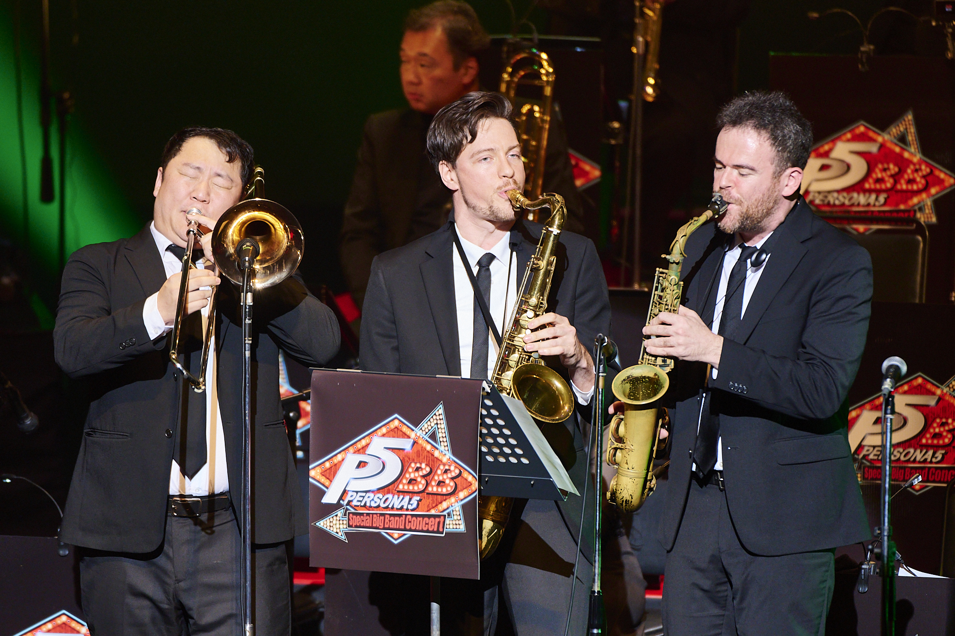 ソロパート/アレンジパートの際にはスポットライトが特定のプレイヤーに集中したり、ステージ前方に登場して演奏してくれる