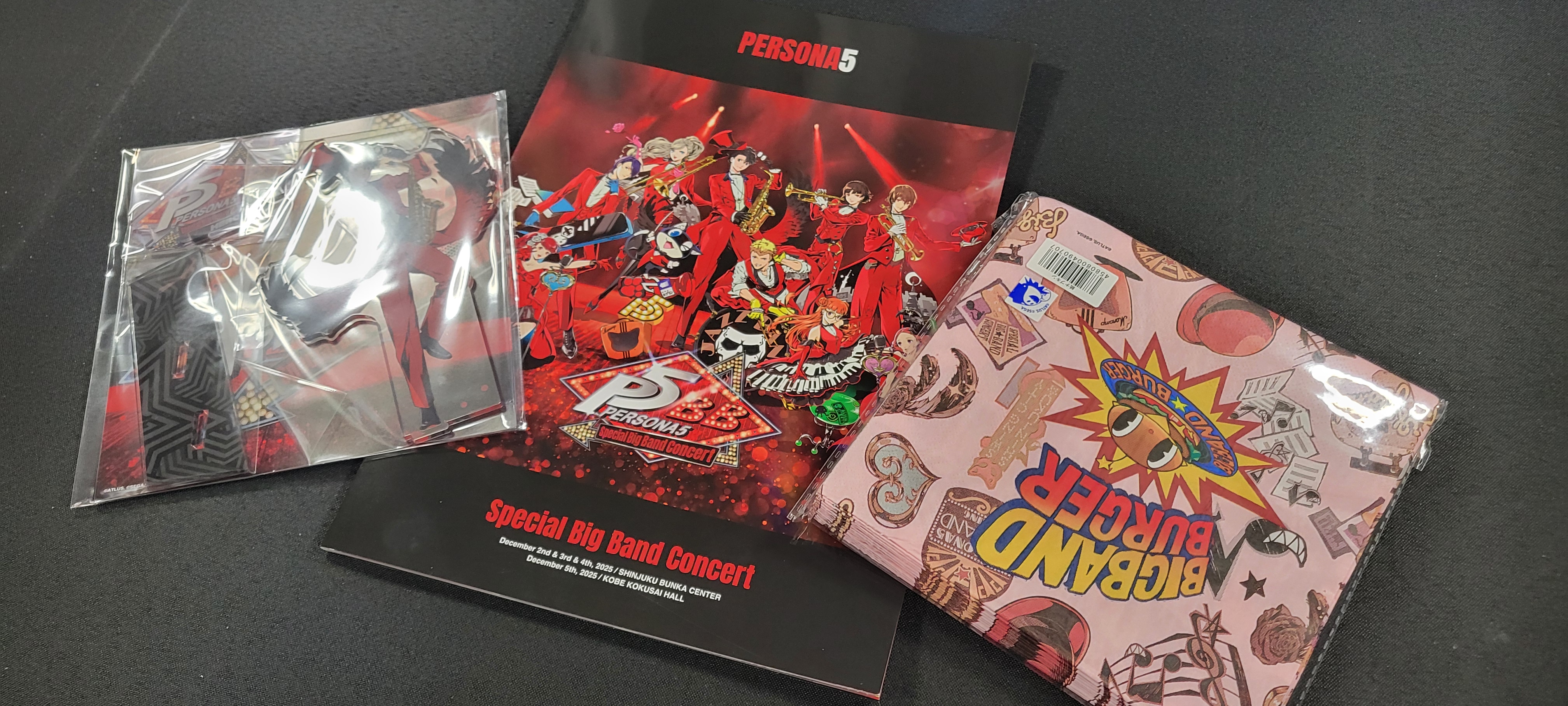 かなり早めに物販コーナーに並んだのだが多くの商品が爆速で品切れる程の大盛況となっていた……！ パンフレットには参加したキャストのコメンタリー、キャラクターのデザイン設定、本イベントのセットリストとアレンジコンセプトなどが載っていたりと満足度が高い