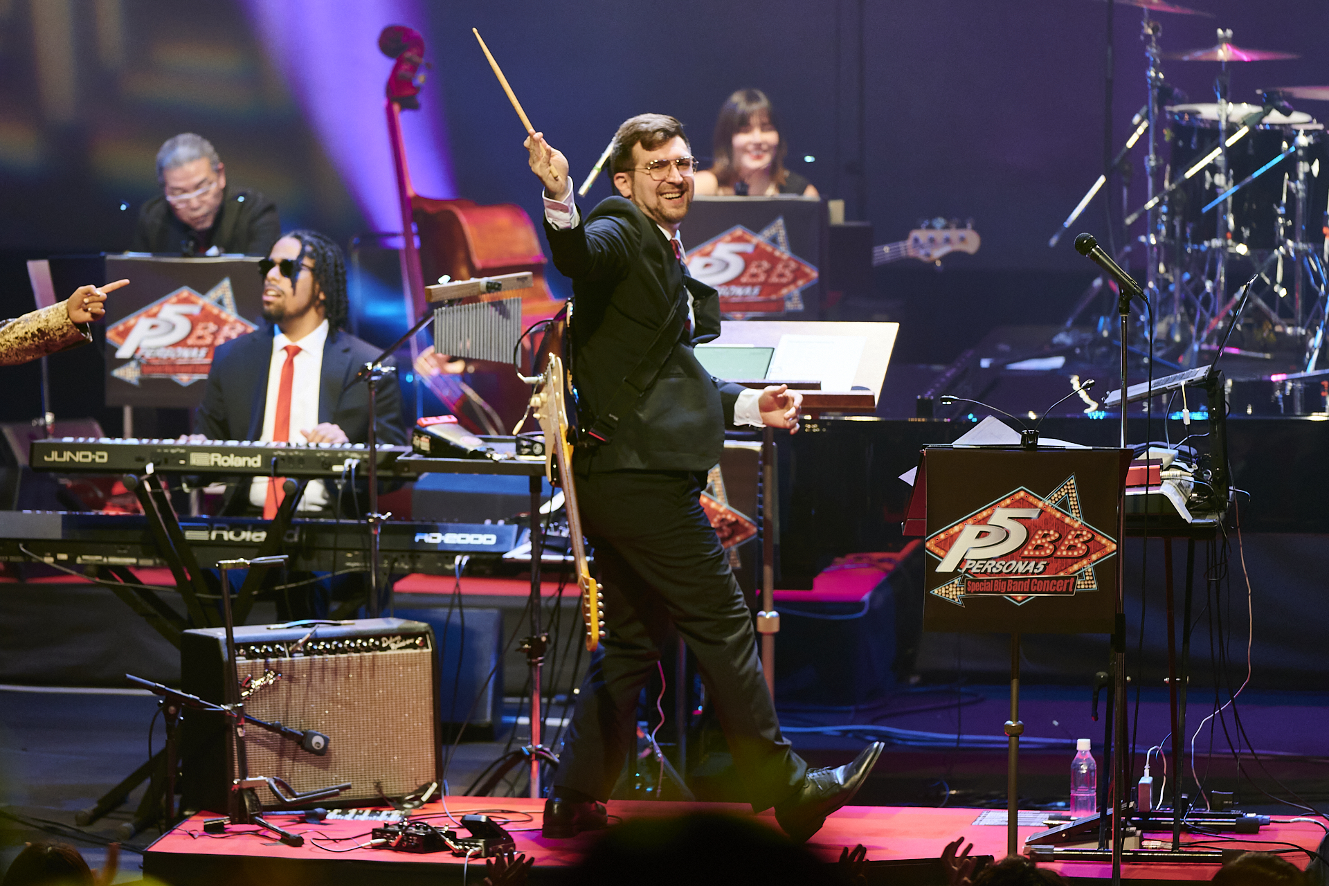 イベント内では日本で「ペルソナ5」の公演を行えることがとても嬉しいと語り、演奏中やトークタイムでは時折コミカルな一面も見せ観客を大いに盛り上げていた