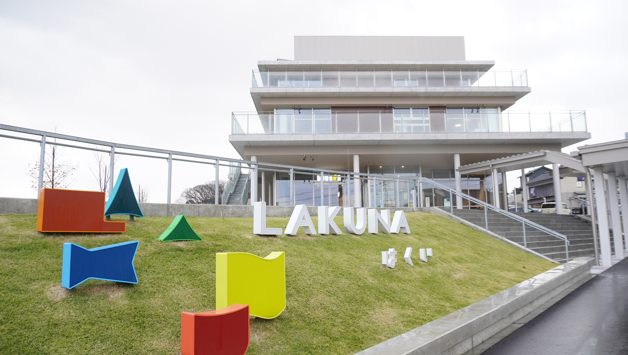 当日は悪天候だったが、駐車場は満車状態だった