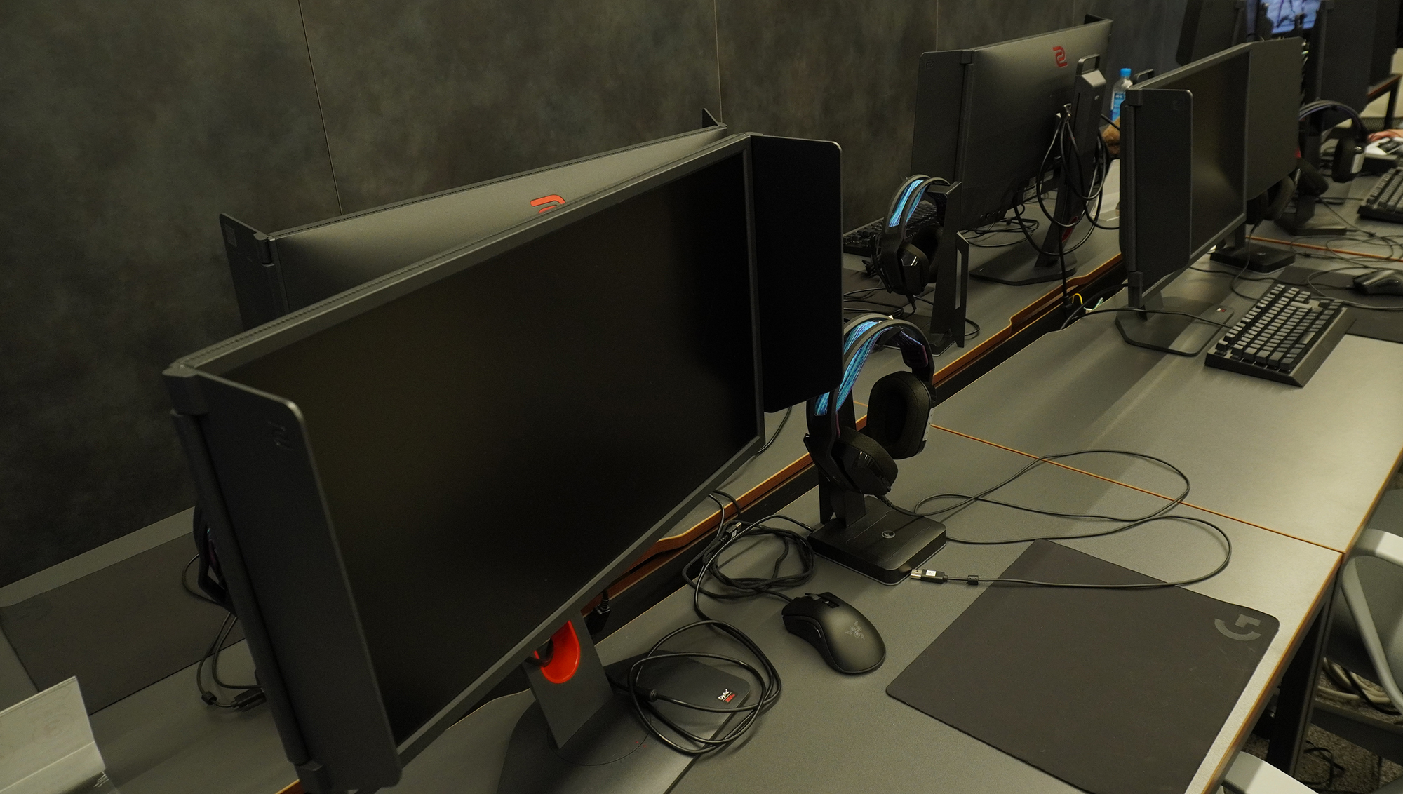 ハイスペックなゲーミングPCやプロ向けの配信機材がそろったうらやましすぎる空間