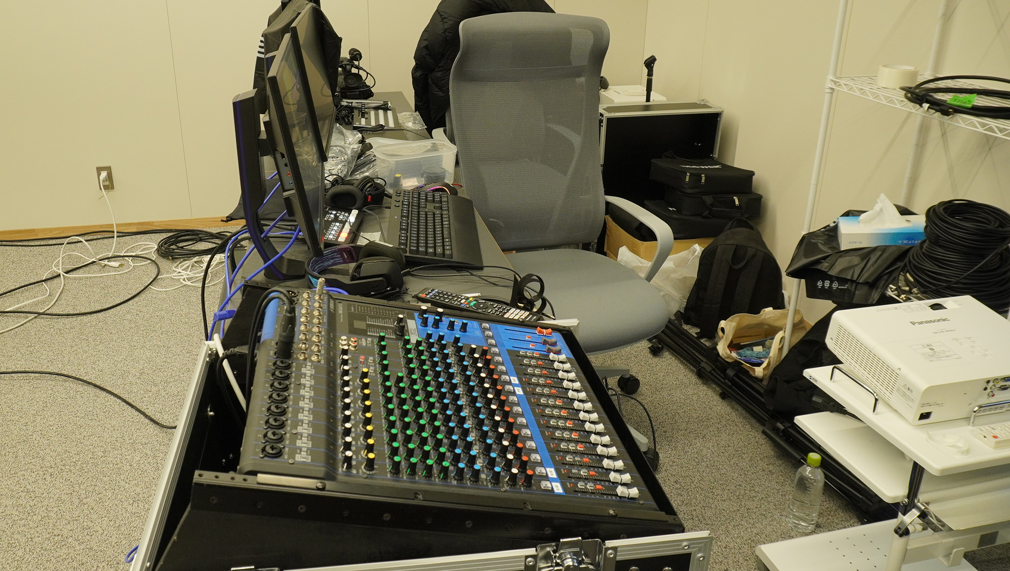 ハイスペックなゲーミングPCやプロ向けの配信機材がそろったうらやましすぎる空間