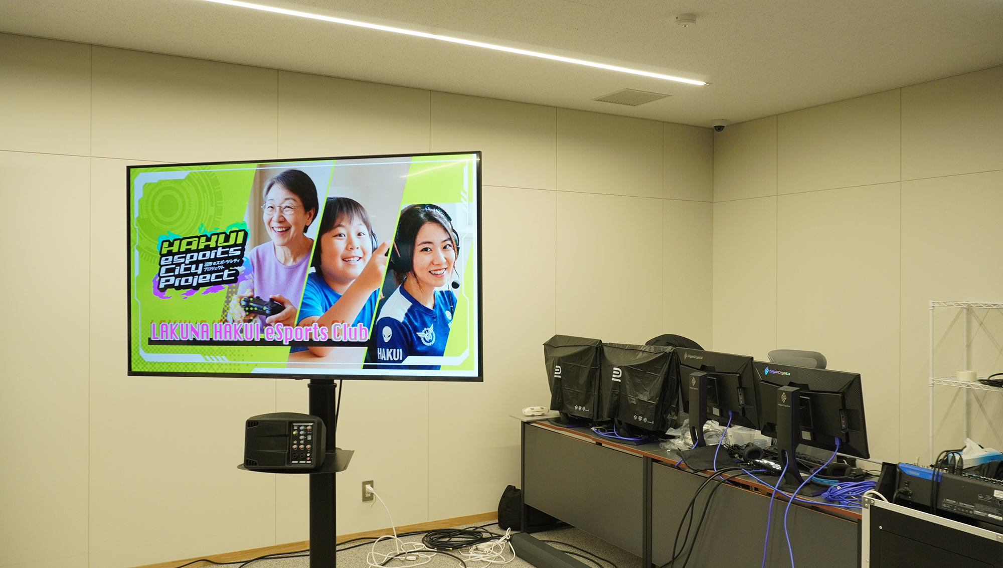 ハイスペックなゲーミングPCやプロ向けの配信機材がそろったうらやましすぎる空間