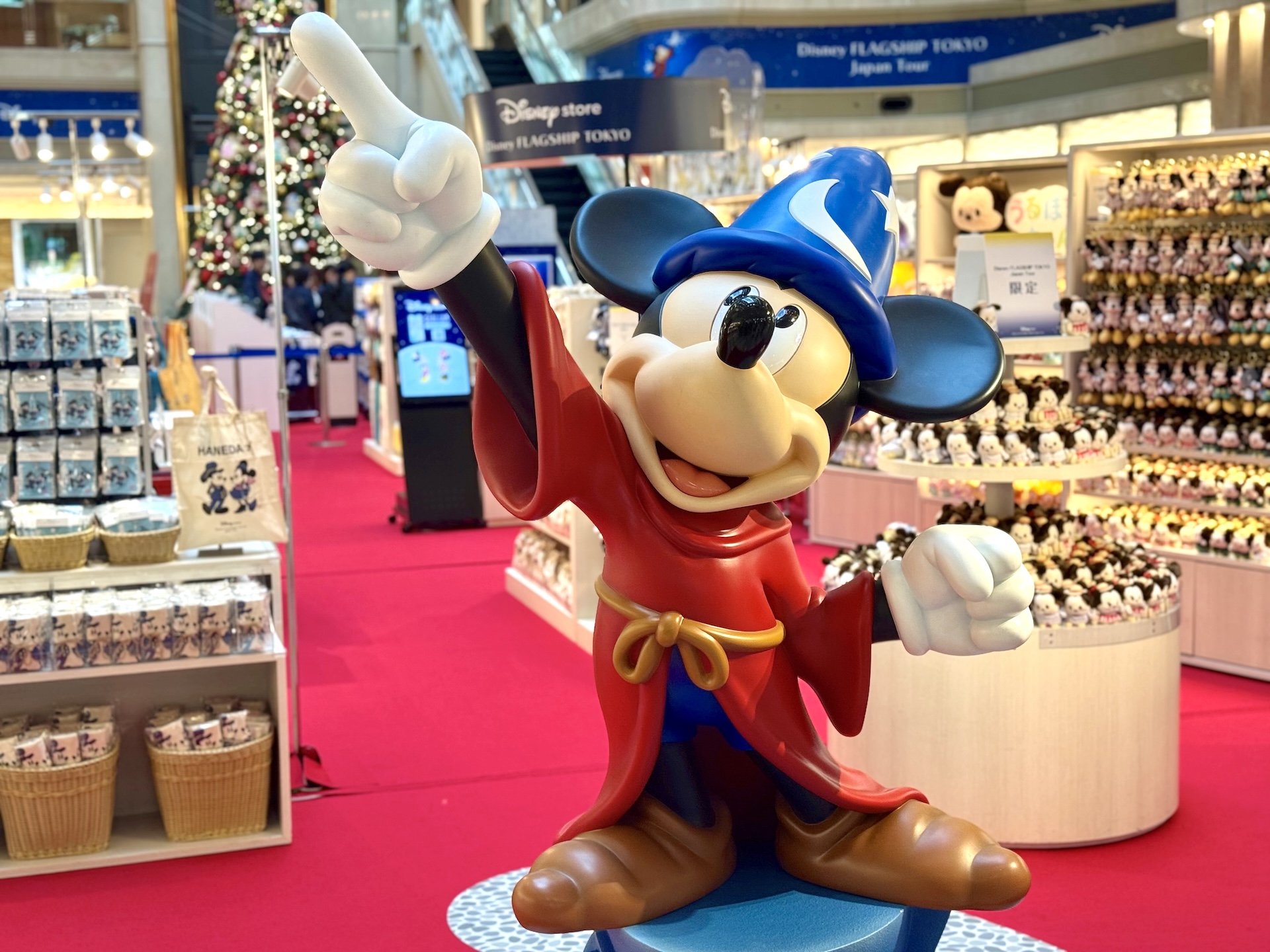 羽田空港開催のディズニーストアポップアップではおなじみの「魔法使いの弟子」に扮したミッキーマウスのスタチューは今回も設置。フォトスポットとして写真撮影を楽しめる