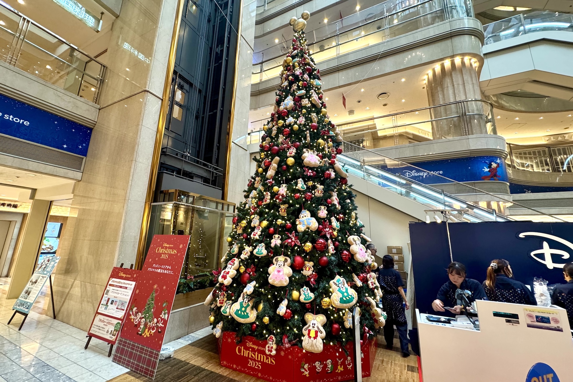 今回が初登場だという高さ7mのクリスマスツリー。かなりの存在感だ