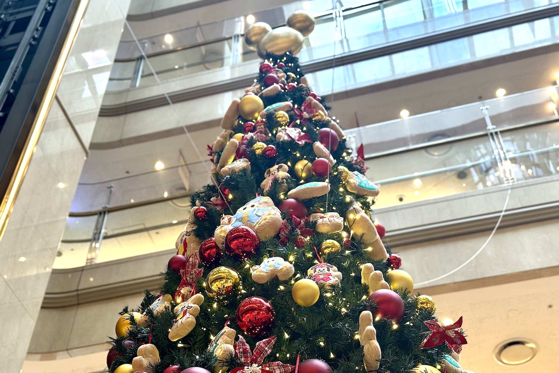 ミッキーたちキャラクターがデザインされた装飾がかわいい