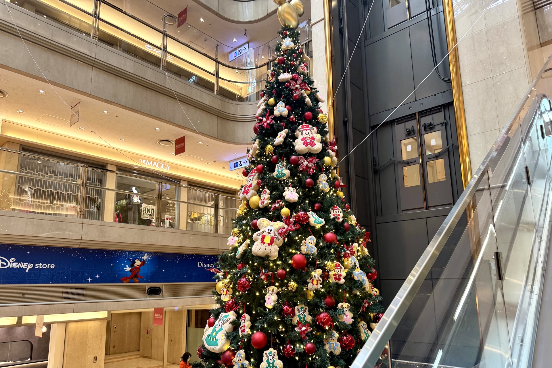 上の階へ昇るエスカレーターはツリーを間近で見られるチャンス