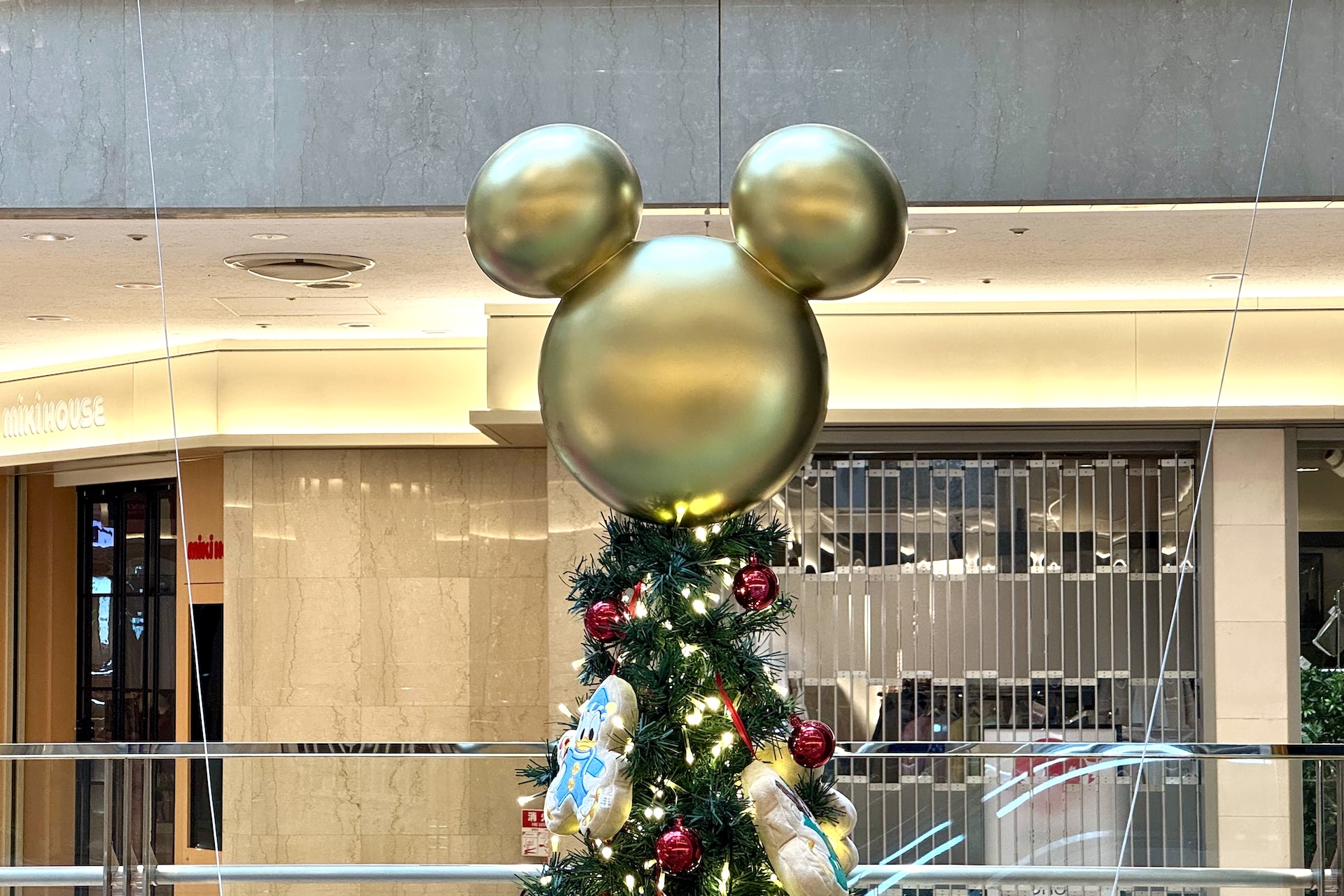 てっぺんにはミッキー型のオーナメントも