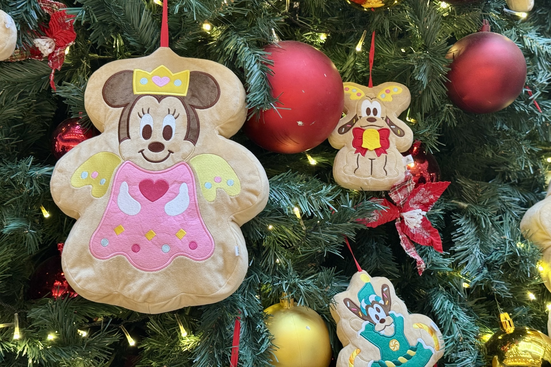 ミッキーたちキャラクターがデザインされた装飾がかわいい