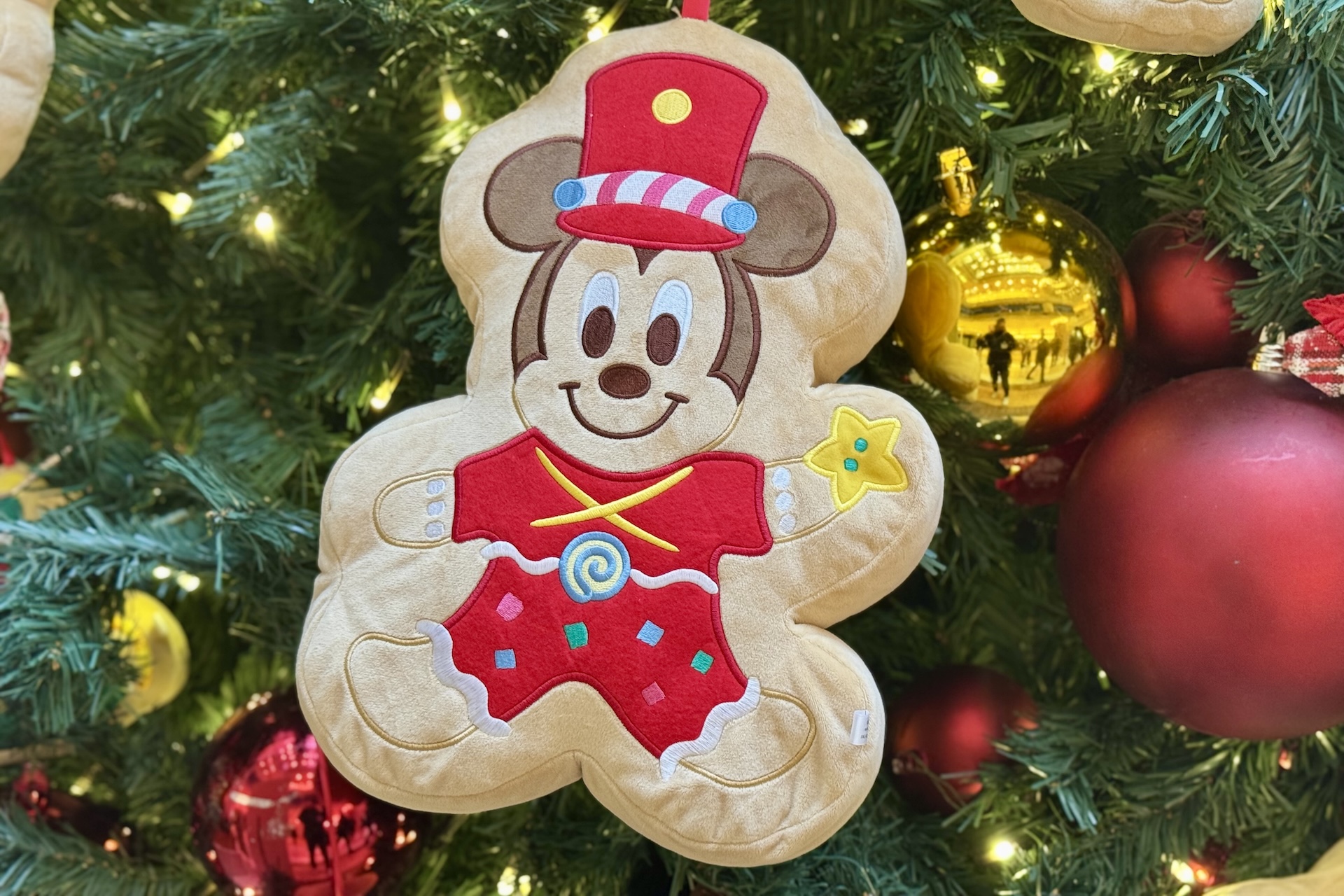 ミッキーたちキャラクターがデザインされた装飾がかわいい