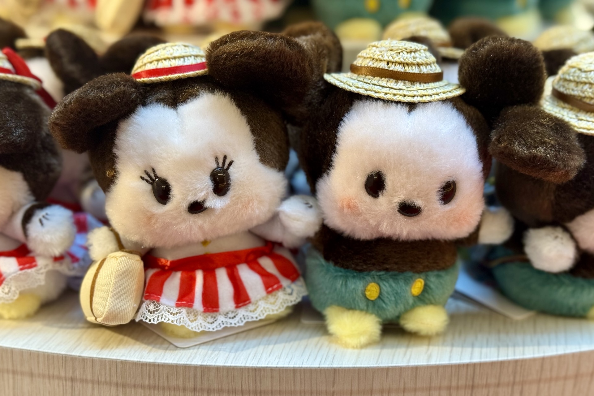 うるぽちゃちゃん ぬいぐるみ 各1,800円