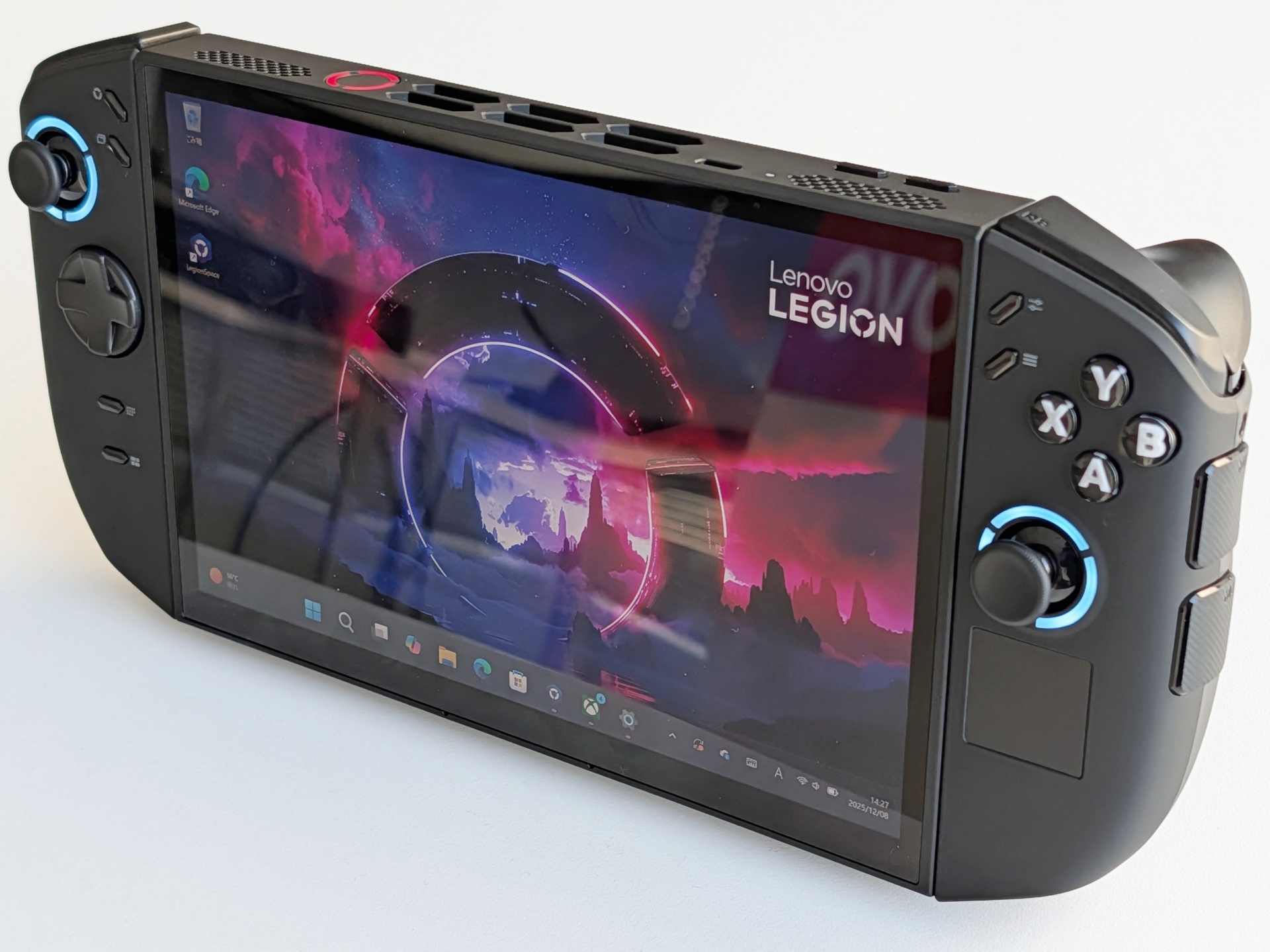 従来モデル同様、コントローラーが着脱可能な「Legion GO Gen 2」は上位モデルとして展開