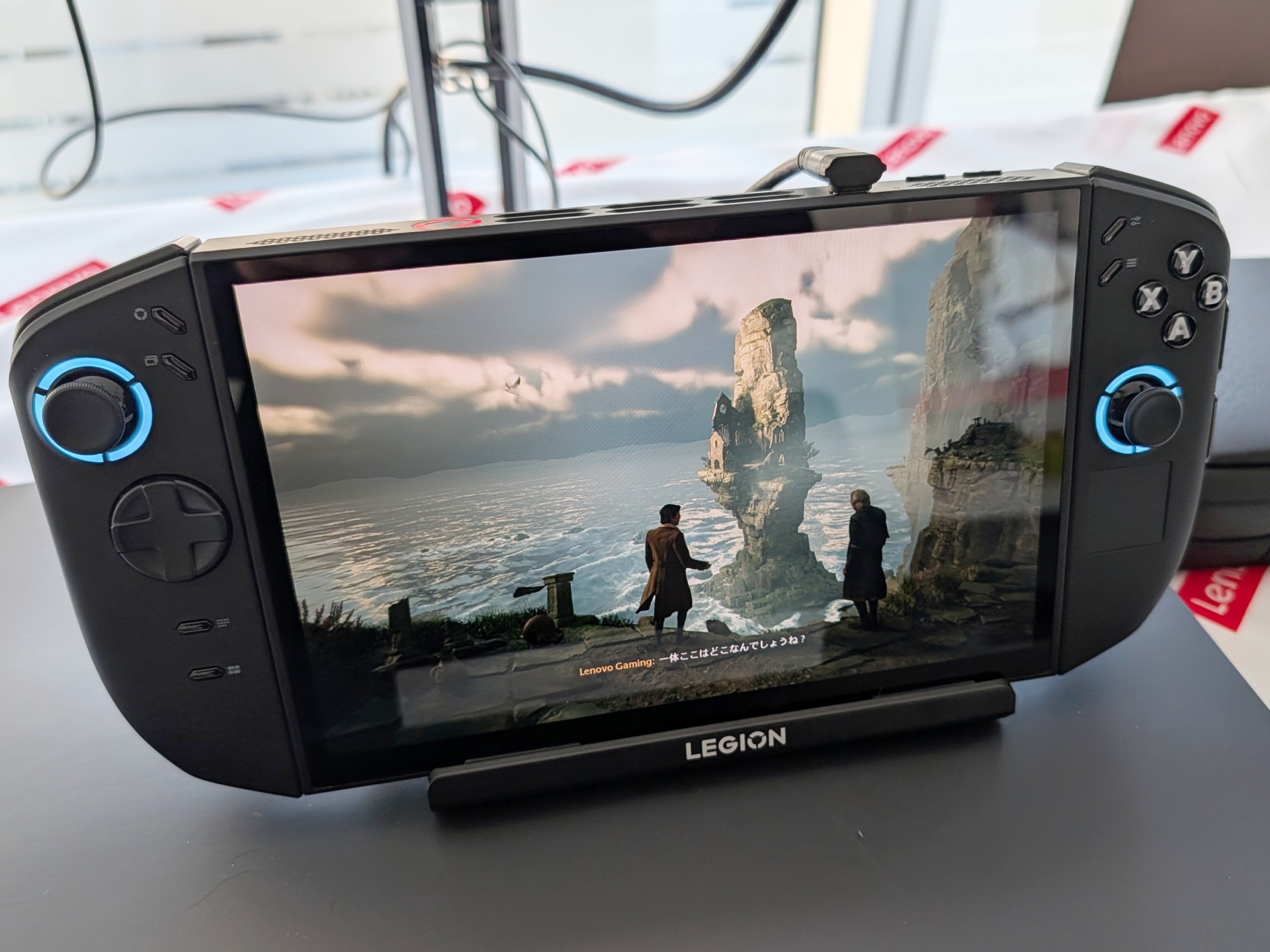 「Legion Go Gen 2」は8.8型のOLEDディスプレイを採用