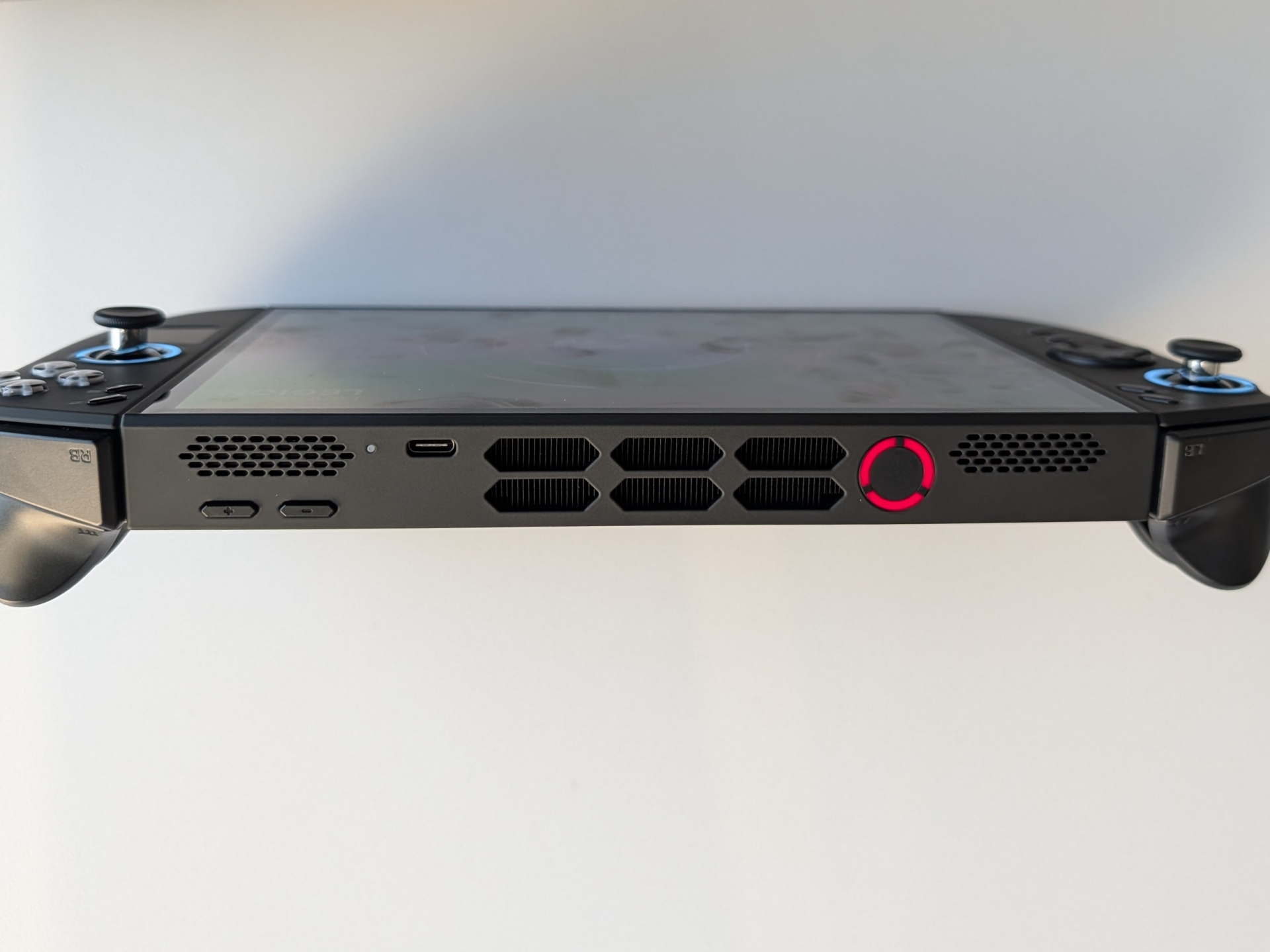 天面部にはUSB4のほか大型化した電源ボタン、ボリュームスイッチ、排気口などを備える。電源ボタンは起動時は赤色に点灯するLEDを内蔵