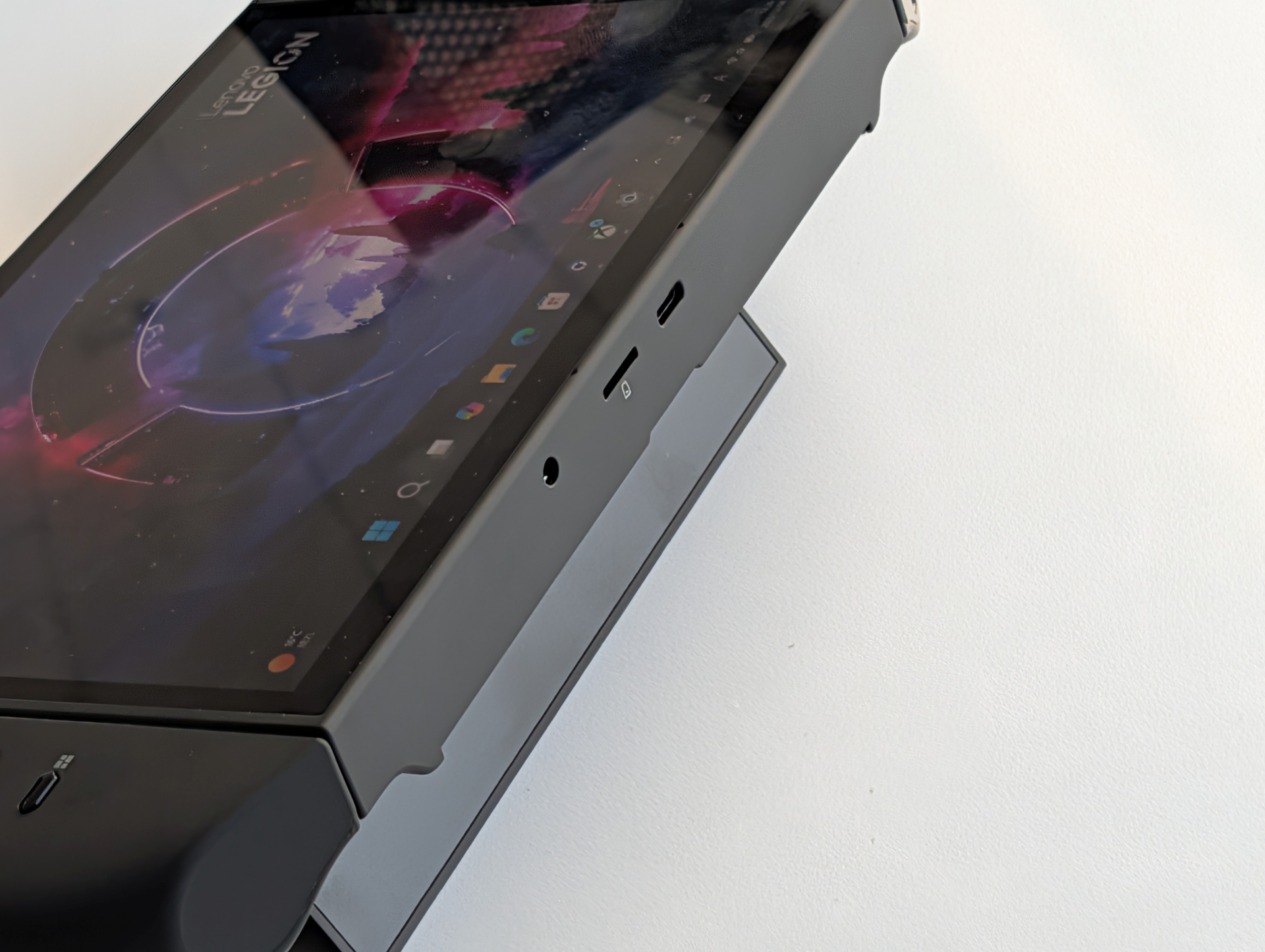 底面部にもUSB4を備えており、上下どちらでも充電が行なえる点はうれしいポイント。底面部には他にもmicroSDカードリーダーと音声入出力端子を備え、背面部にはチルトスタンドを備える