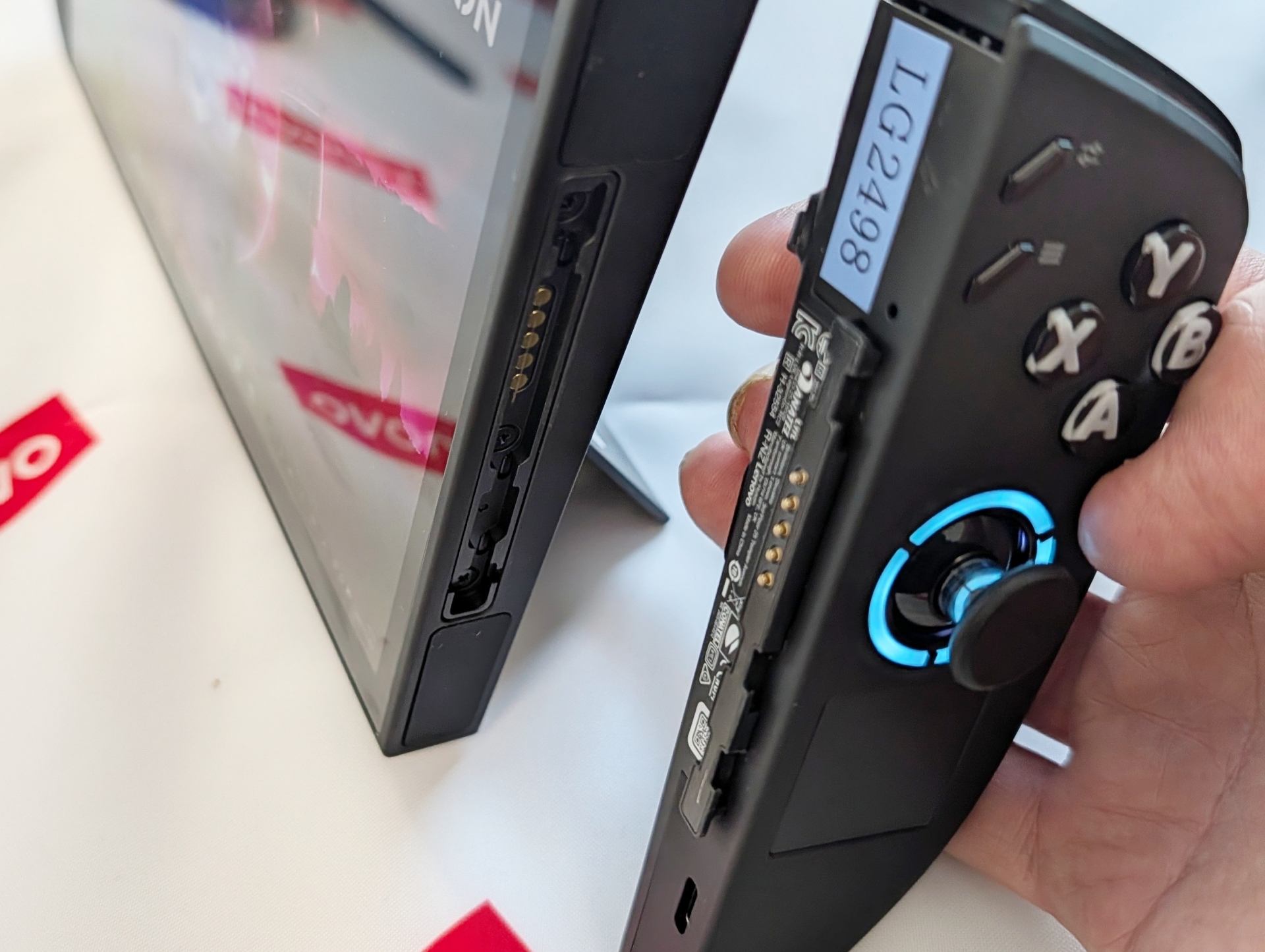 両端のコントローラー部は着脱が可能な「TrueStrike」コントローラーを採用