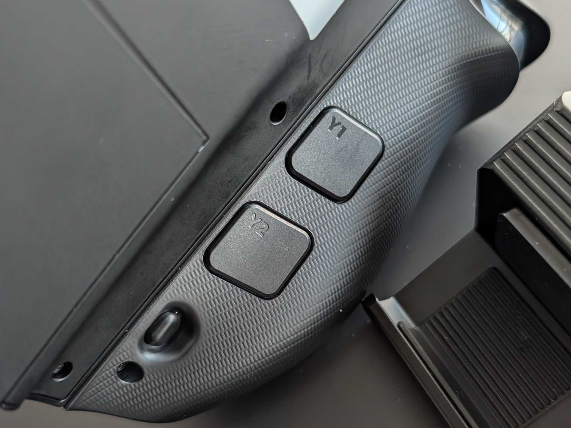 背面下部のロックを解除してスライドすることでスッと取り外せる