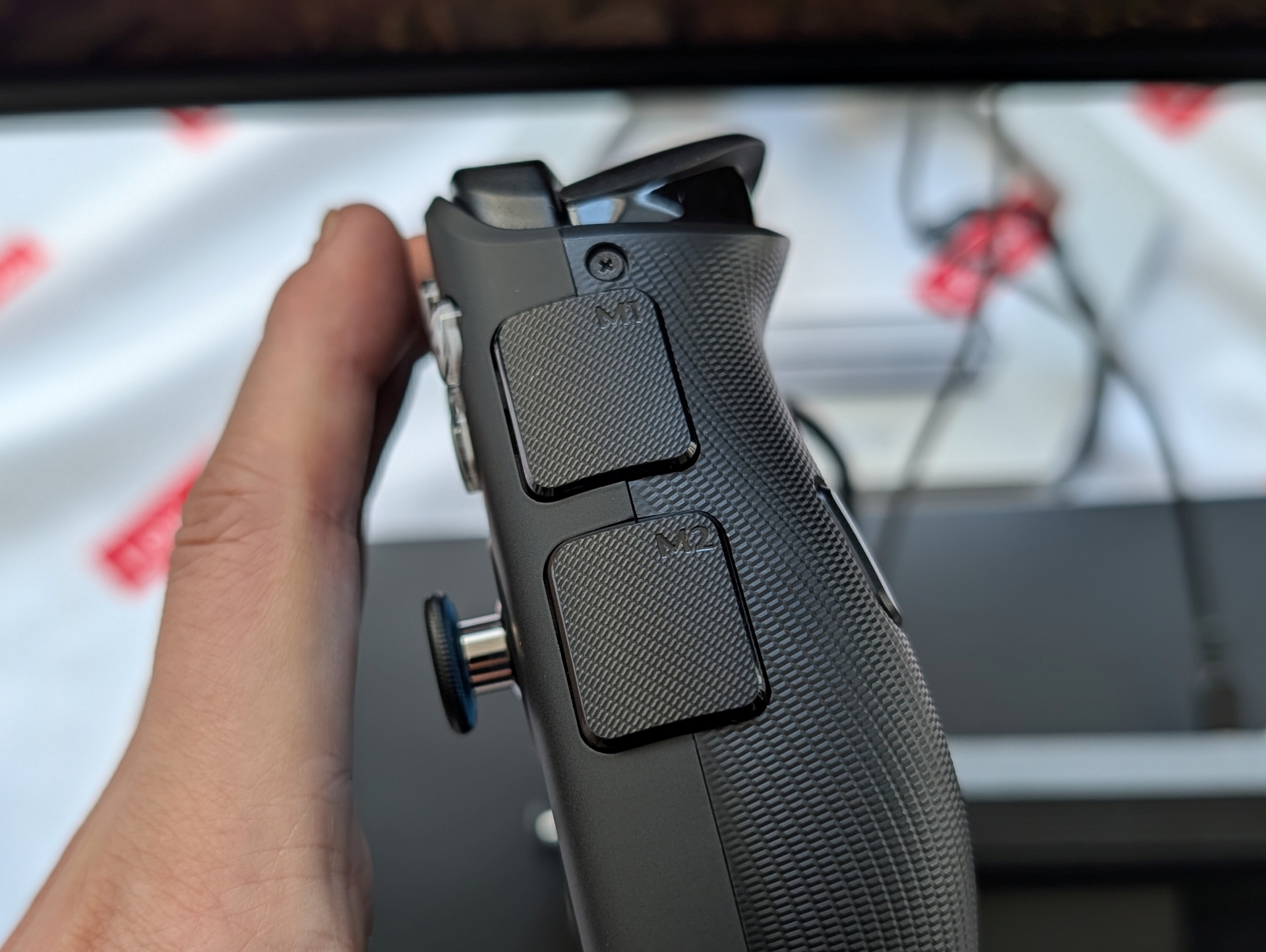 右コントローラーは側面にもバックキーを搭載。単体で使う場合には役に立つが、側面に配置されているため、グリップをがっつり握り込むとどうしても接触は避けられない。ソフトウェアのカスタムで無効化などして対応する