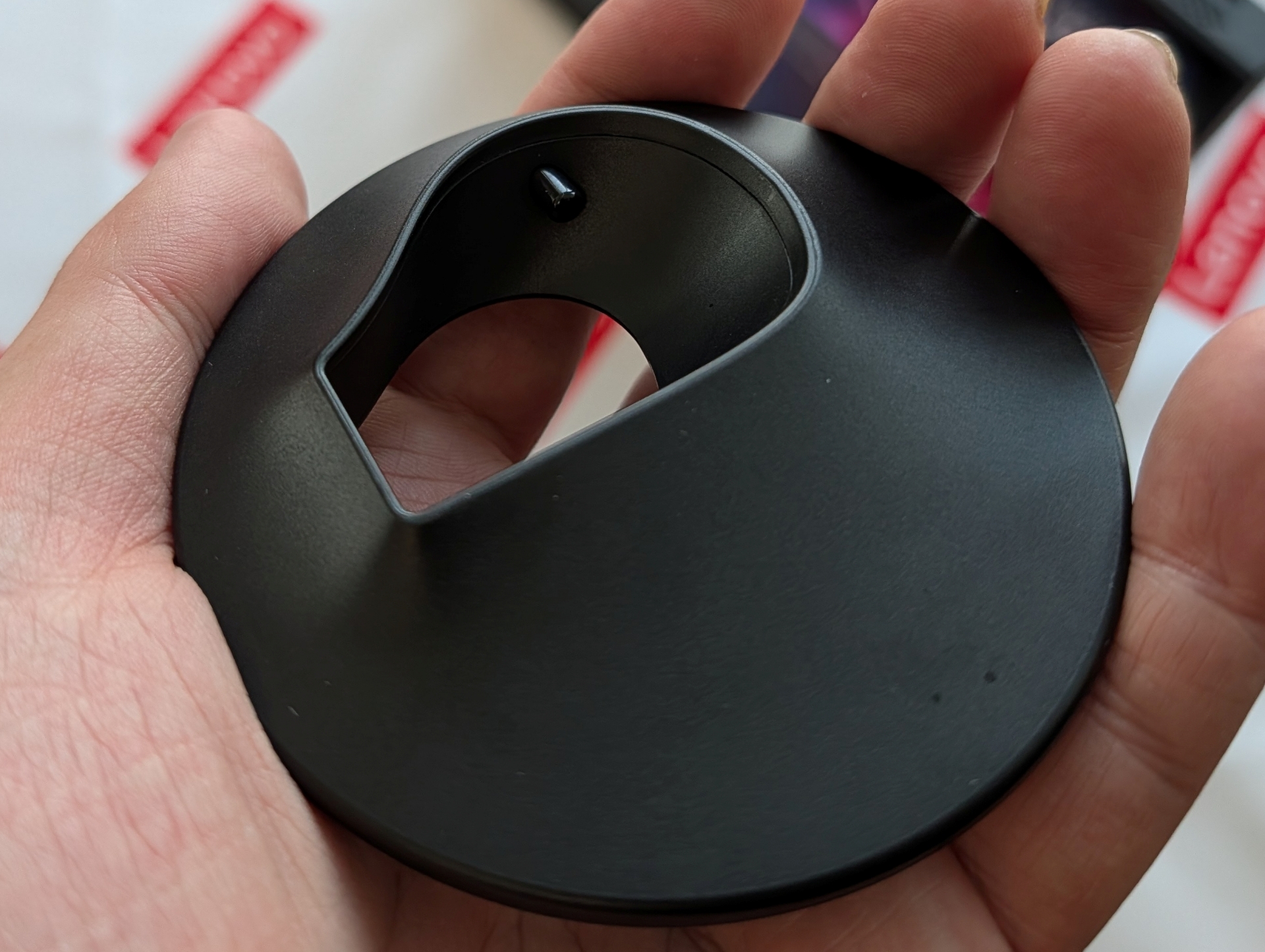 アダプタ内部には新たにロック機構が追加され、予期せずに外れてしまわないように強化された